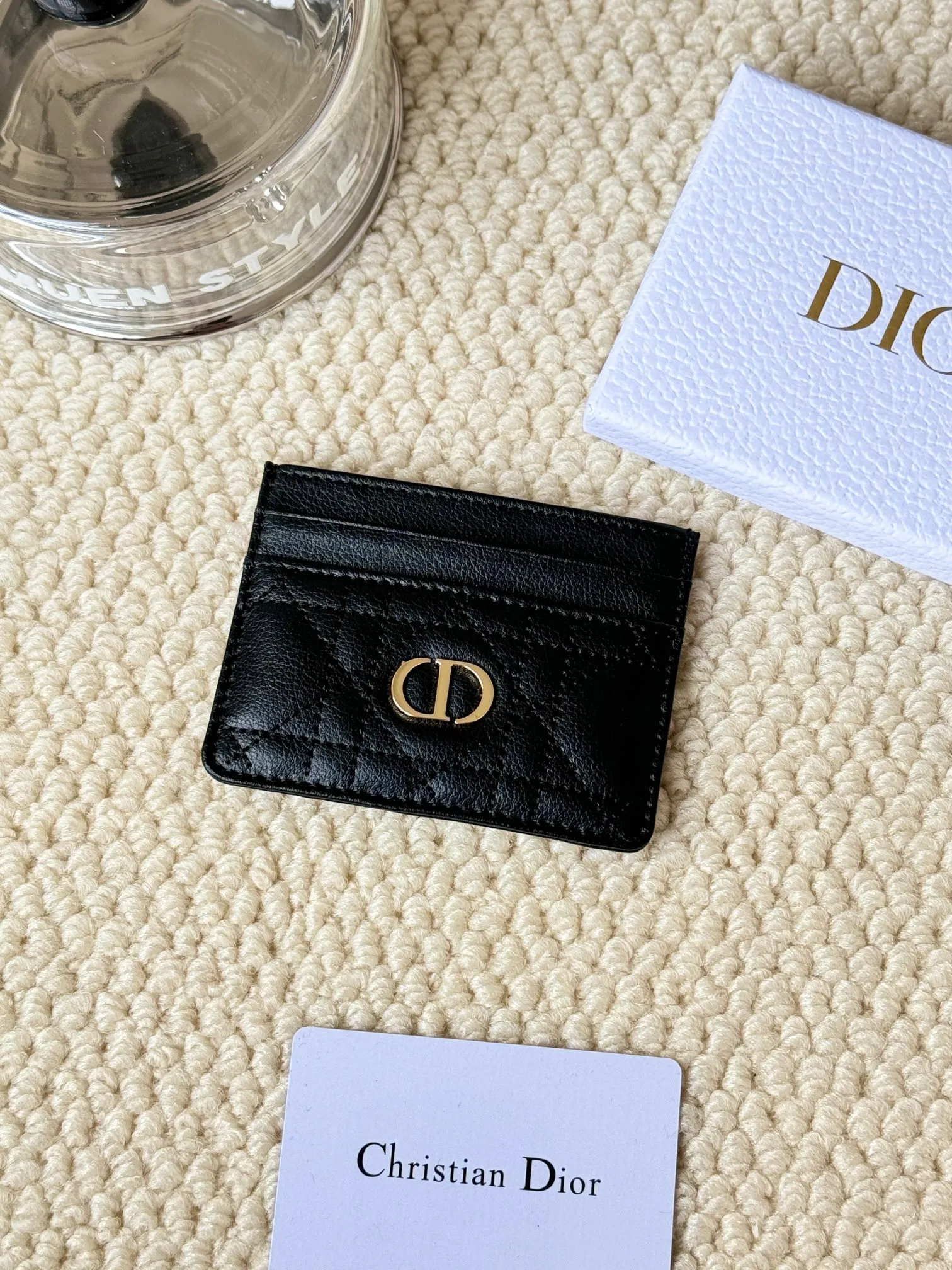 💰110 No.: S5130 Carefully crafted from soft cowhide, decorated with cannage pattern topstitching and embellished with the "CD" logo on the front. Elegant and sophisticated, it has five card slots and is suitable for various occasions. Size: 10.5*7.5cm Dior Caro five-compartment card holder is a new product this season, elegant and practical.