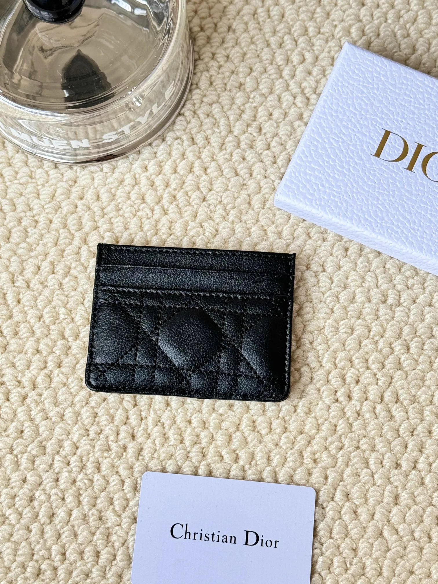 💰110 No.: S5130 Carefully crafted from soft cowhide, decorated with cannage pattern topstitching and embellished with the "CD" logo on the front. Elegant and sophisticated, it has five card slots and is suitable for various occasions. Size: 10.5*7.5cm Dior Caro five-compartment card holder is a new product this season, elegant and practical.