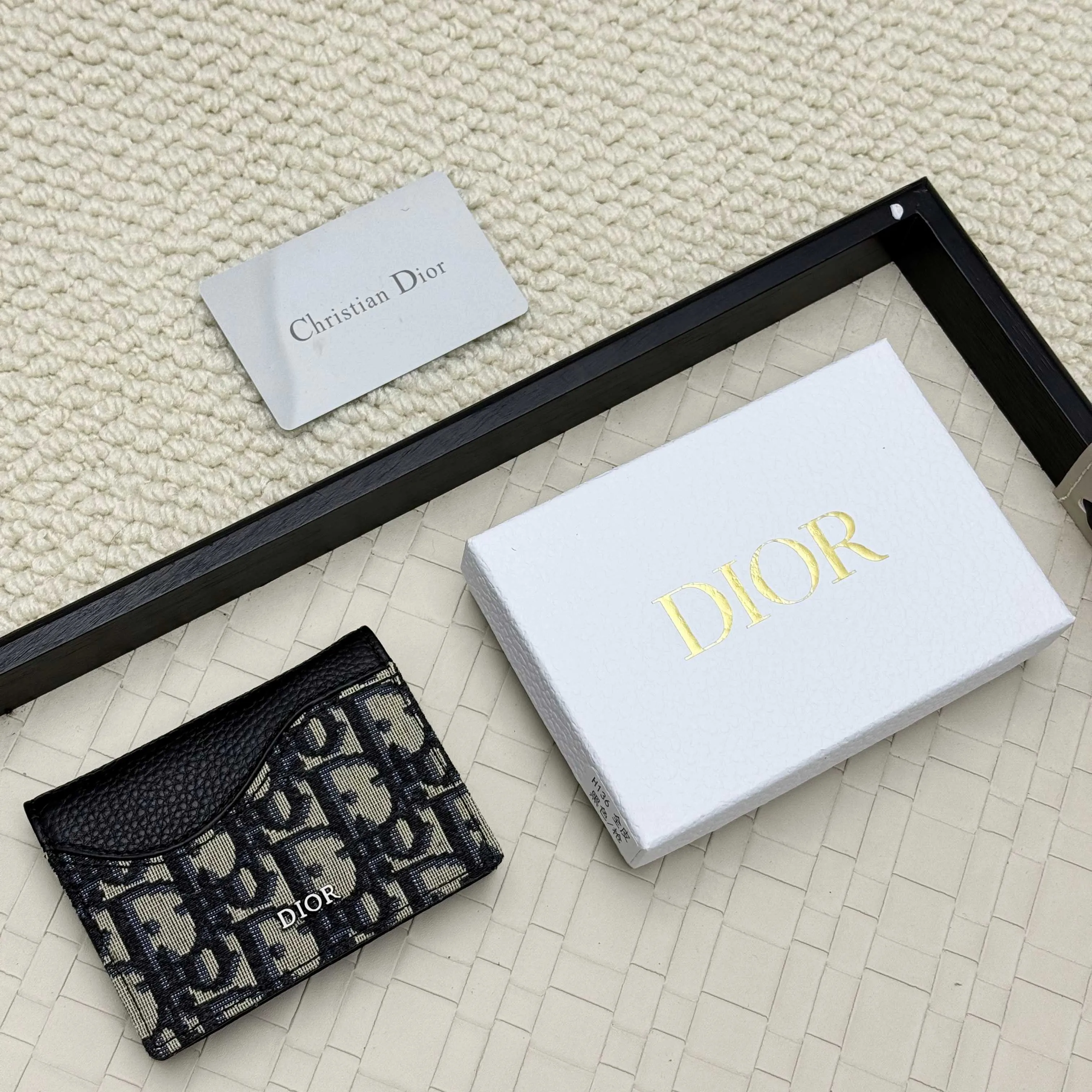 ￥120💰Business card holder is practical and exquisite👏🏻The interior is made of black smooth cowhide. Featuring an interior gusseted compartment with card slots, and a flip-top lid with two card slots. "DIOR" logo on the front and interior. No.: 136 Size: 10*6.8*2cm