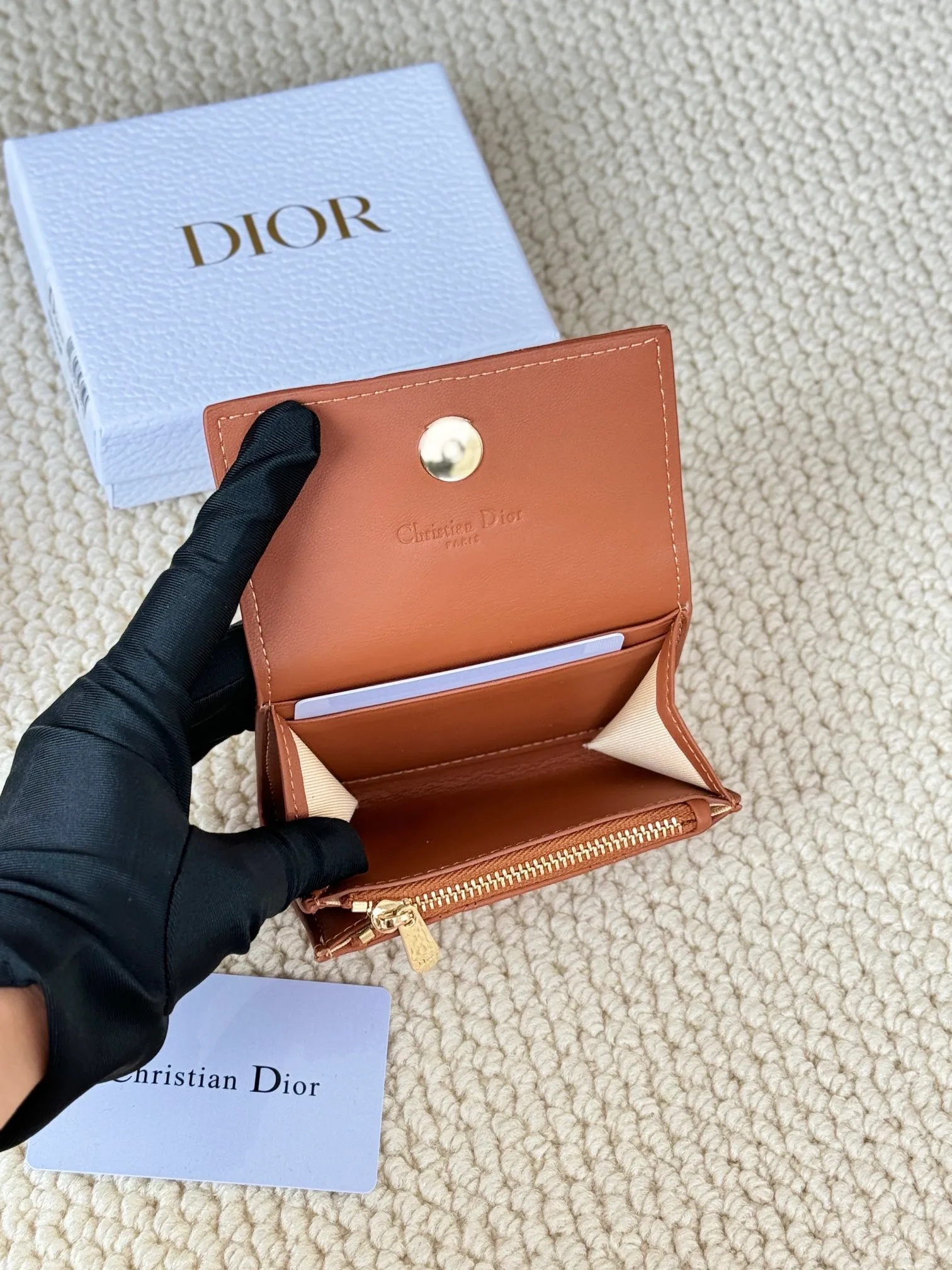 💰150 No.: S0966ONMJ_M413 Size: 11x7.5x2.5cm This My Dior Glycine wallet is compact, practical and unique. Crafted from blush pink sheepskin, it is decorated with a cannage pattern and features a D.I.O.R. charm on the front to enhance the style. Elegant and refined, it can store a variety of daily necessities, is suitable for various occasions, and can be matched with other My Dior items. Front D.I.O.R. charm 2 card slots 1 zipped compartment 1 spacious interior compartment Made in Italy