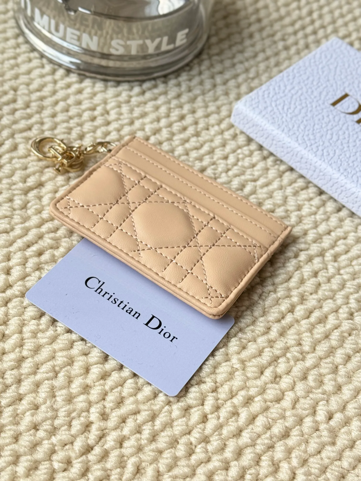 💰110LadyDior Sheepskin No.: S0974OVRB M81B T Lady Dior five-compartment card holder Product description: The color is as shown in the picture. This Lady Dior five-compartment card holder is new this season, elegant and practical. Crafted from cloudy blue patent cow leather, decorated with cannage pattern topstitching and embellished with a removable D.I.O.R. charm. Elegant and sophisticated, it has five card slots, suitable for various occasions, and can be combined with other Lady Dior