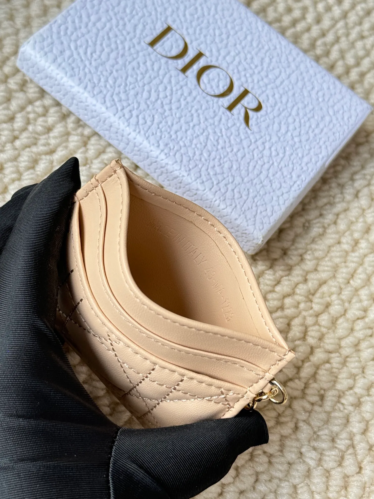 💰110LadyDior Sheepskin No.: S0974OVRB M81B T Lady Dior five-compartment card holder Product description: The color is as shown in the picture. This Lady Dior five-compartment card holder is new this season, elegant and practical. Crafted from cloudy blue patent cow leather, decorated with cannage pattern topstitching and embellished with a removable D.I.O.R. charm. Elegant and sophisticated, it has five card slots, suitable for various occasions, and can be combined with other Lady Dior