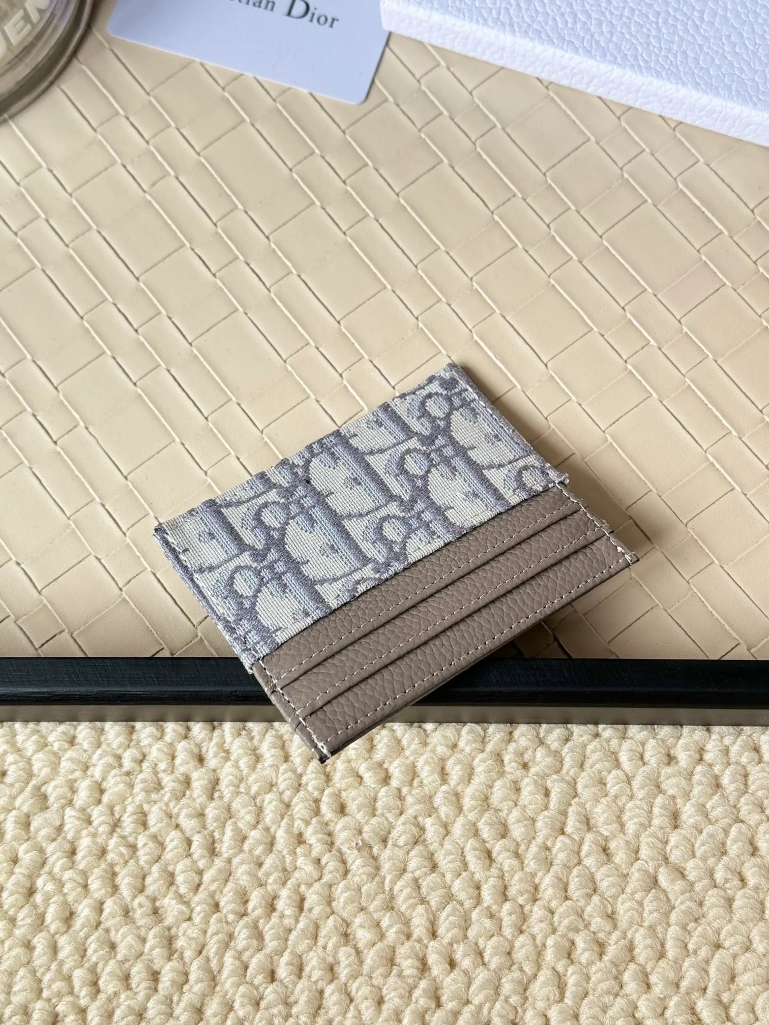 💰100 old flower material Dior card holder is elegant and refined😍 Men's is carefully made of cowhide [strong]. There are 3 card slots on each side and 1 card slot on the top, which is exquisite and exquisite in shape. Style number: CH135 Size: 10*8cm