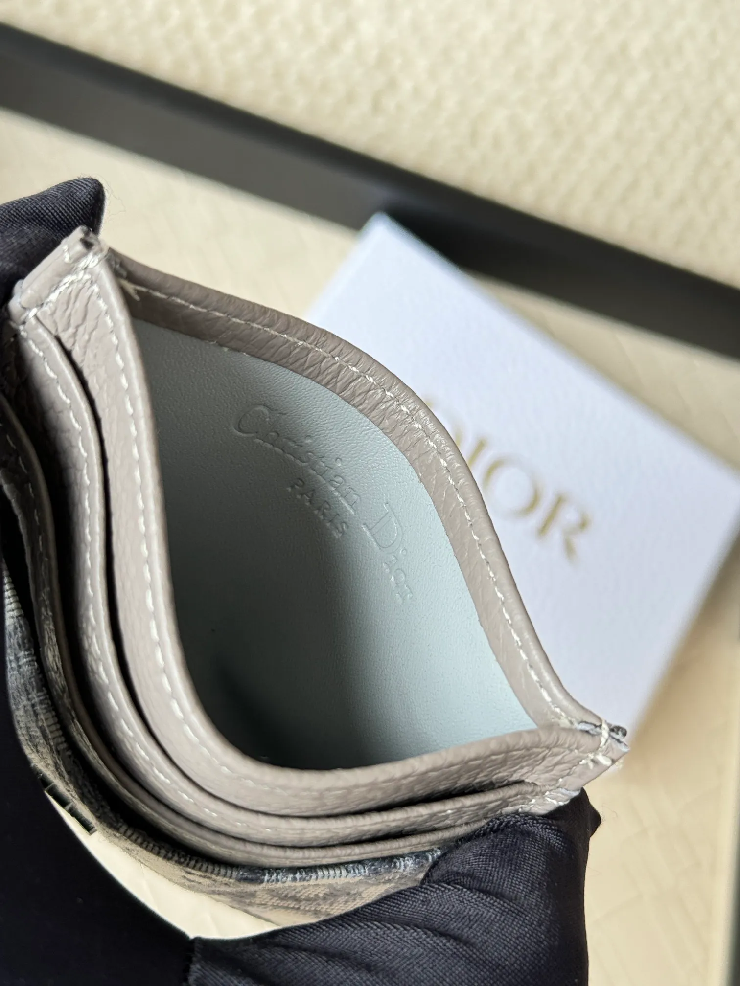 💰100 old flower material Dior card holder is elegant and refined😍 Men's is carefully made of cowhide [strong]. There are 3 card slots on each side and 1 card slot on the top, which is exquisite and exquisite in shape. Style number: CH135 Size: 10*8cm