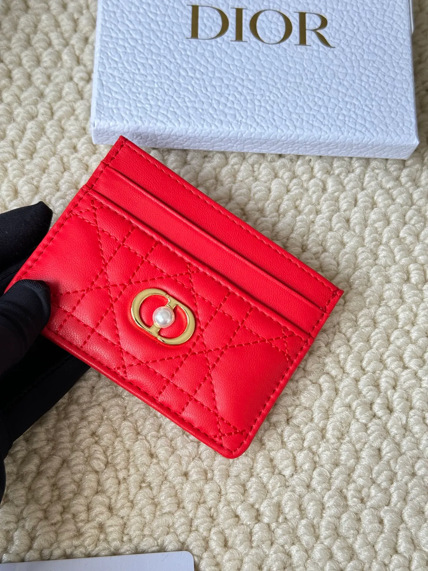 💰100 dior card cd card holder New style CD with a mini pearl on the front No.: S3103 Carefully made of soft cowhide, decorated with cannage pattern topstitching, embellished with "CD" ➕ pearl embellishment logo on the front. Elegant and sophisticated, it has five card slots and is suitable for various occasions. Size: 10.5*7.5cm Dior Caro five-compartment card holder is a new product this season, elegant and practical.