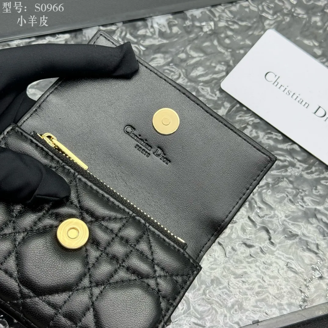 💰160 💎Top quality #Black 💕𝑫𝒊𝒐𝒓Authentic product available at counters💌Full leather inside and outside. Comes with picture box. Exclusive real shot#Built-in small sachet💕 This My Dior Glycine wallet is compact, practical and unique. Crafted from rouge sheep leather, decorated with cannage pattern and decorated with a D.I.O.R. charm on the front to enhance the style. Elegant and refined, it can store a variety of daily necessities, is suitable for various occasions, and can be matched with other My Dior items. D.I.O.R. charm on the front 2 card slots 1 zipped compartment 1 spacious interior compartment Made in Italy Reference number: S0966. Size:11x7.5x2.5cm