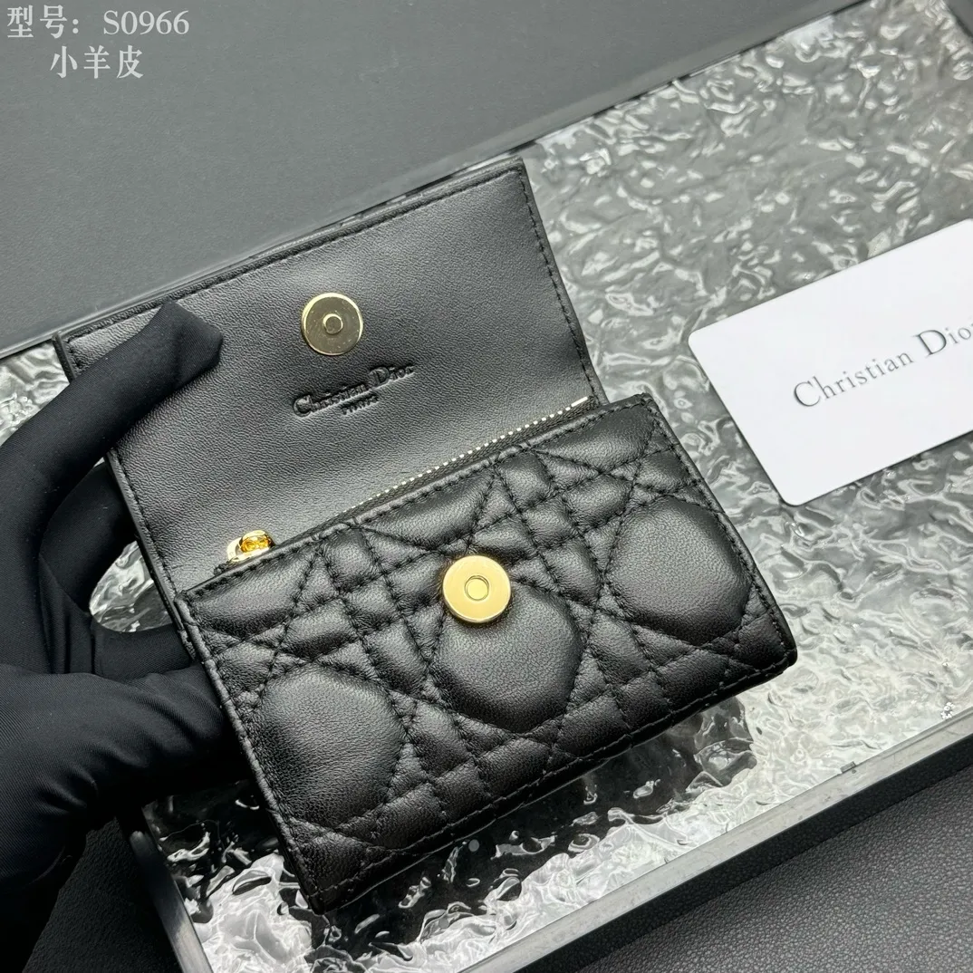 💰160 💎Top quality #Black 💕𝑫𝒊𝒐𝒓Authentic product available at counters💌Full leather inside and outside. Comes with picture box. Exclusive real shot#Built-in small sachet💕 This My Dior Glycine wallet is compact, practical and unique. Crafted from rouge sheep leather, decorated with cannage pattern and decorated with a D.I.O.R. charm on the front to enhance the style. Elegant and refined, it can store a variety of daily necessities, is suitable for various occasions, and can be matched with other My Dior items. D.I.O.R. charm on the front 2 card slots 1 zipped compartment 1 spacious interior compartment Made in Italy Reference number: S0966. Size:11x7.5x2.5cm