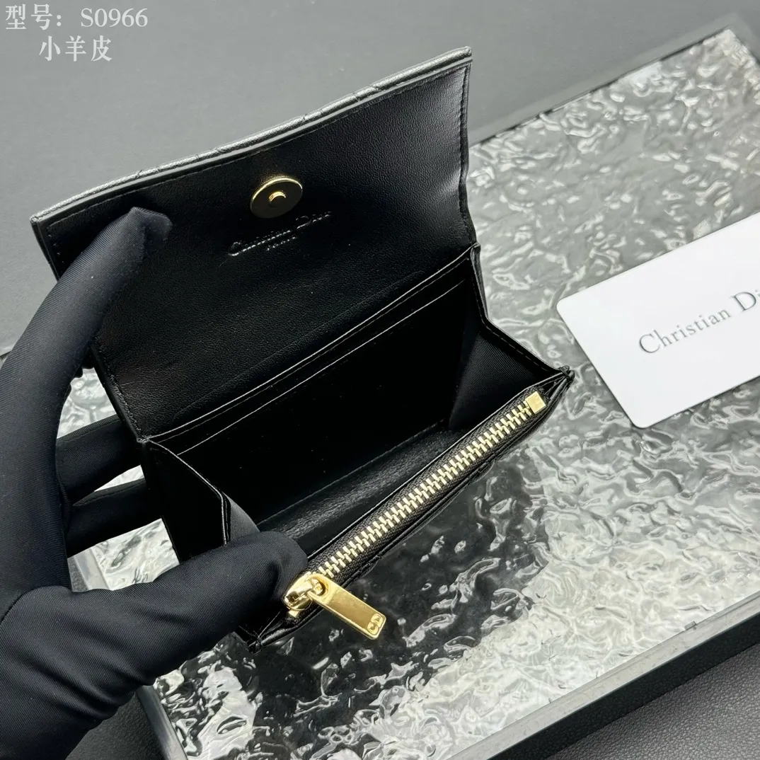💰160 💎Top quality #Black 💕𝑫𝒊𝒐𝒓Authentic product available at counters💌Full leather inside and outside. Comes with picture box. Exclusive real shot#Built-in small sachet💕 This My Dior Glycine wallet is compact, practical and unique. Crafted from rouge sheep leather, decorated with cannage pattern and decorated with a D.I.O.R. charm on the front to enhance the style. Elegant and refined, it can store a variety of daily necessities, is suitable for various occasions, and can be matched with other My Dior items. D.I.O.R. charm on the front 2 card slots 1 zipped compartment 1 spacious interior compartment Made in Italy Reference number: S0966. Size:11x7.5x2.5cm