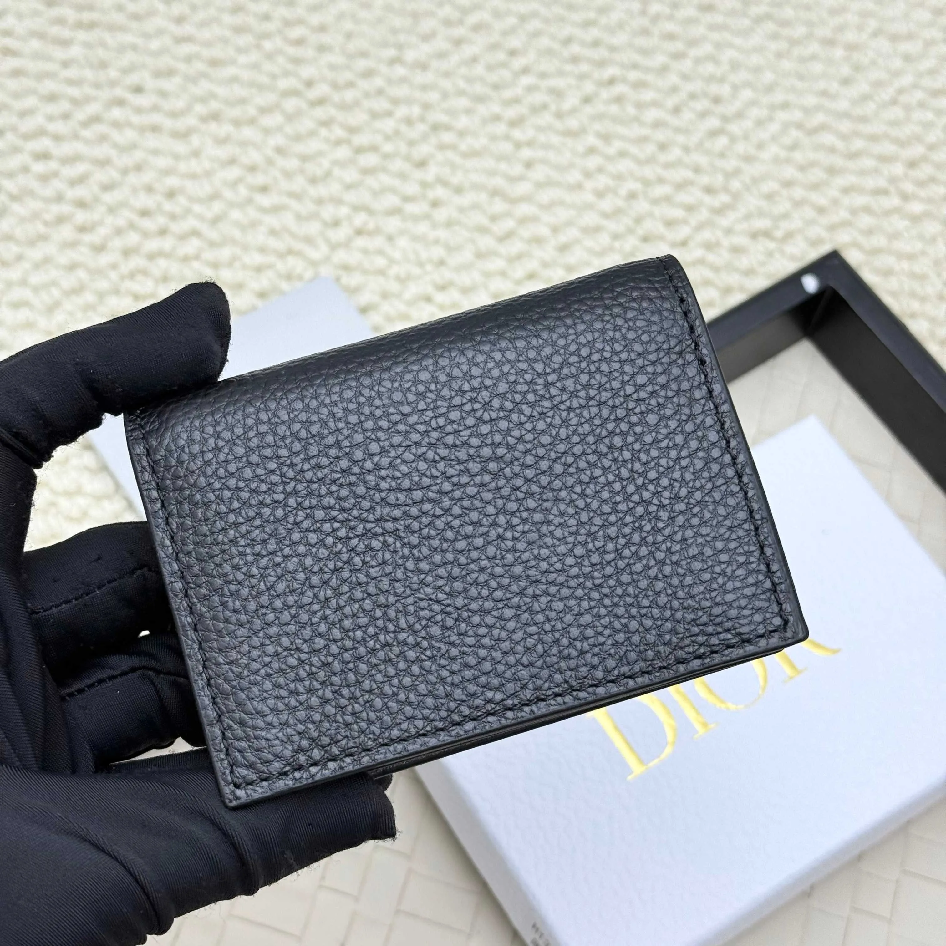 ￥120💰Business card holder is practical and exquisite👏🏻The interior is made of black smooth cowhide. Featuring an interior gusseted compartment with card slots, and a flip-top lid with two card slots. "DIOR" logo on the front and interior. No.: 136 Size: 10*6.8*2cm