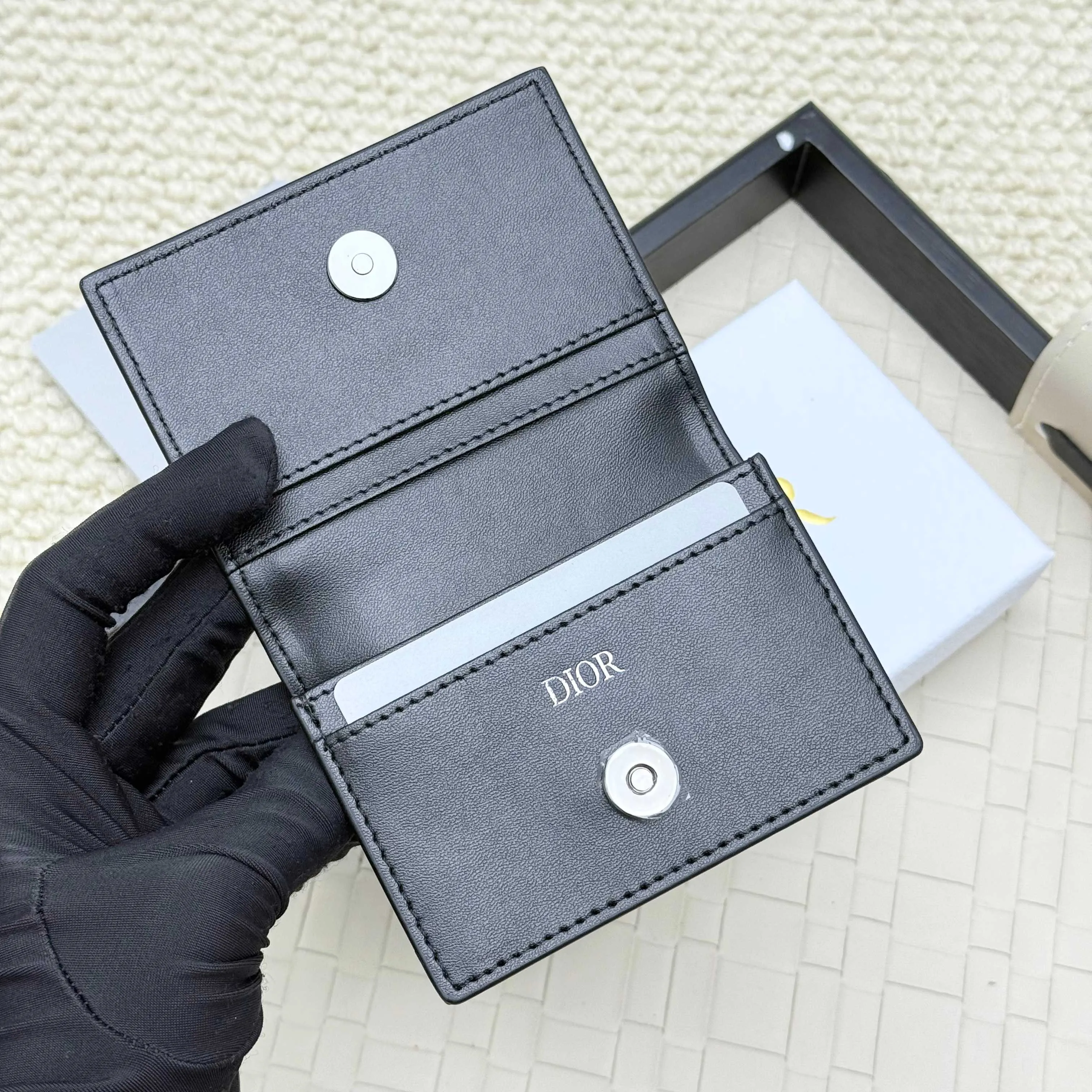 ￥120💰Business card holder is practical and exquisite👏🏻The interior is made of black smooth cowhide. Featuring an interior gusseted compartment with card slots, and a flip-top lid with two card slots. "DIOR" logo on the front and interior. No.: 136 Size: 10*6.8*2cm