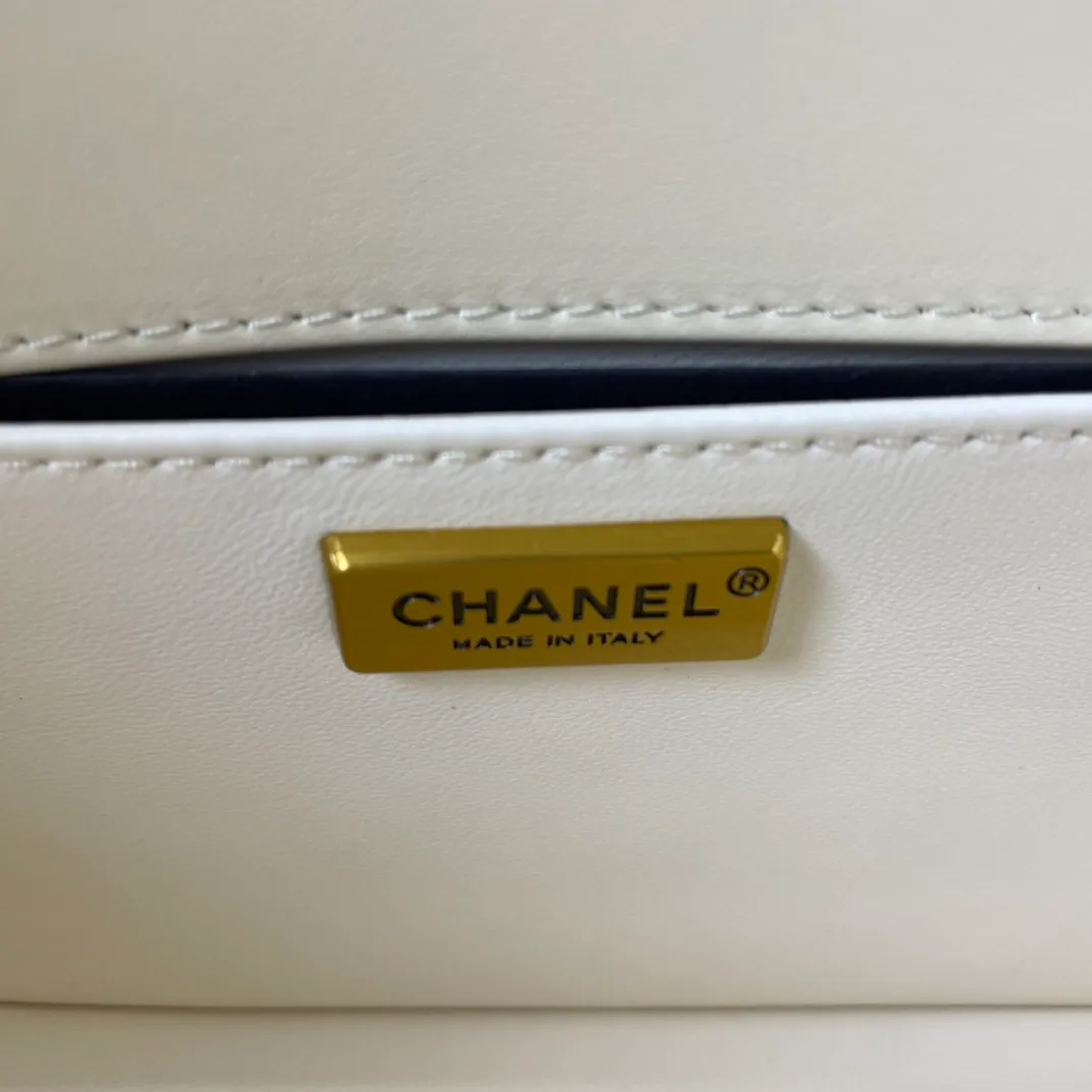 All Categories Official Website "Brand Women's Bags" Women's Bags 💙 DIOR Dior Rare Pearl Fish BOY Handle Pearl Fish Leather Bag The surroundings are purely hand-woven and equipped with retro hardware. The reason why the fully imported sheepskin lining is named "Le Boy" is mainly due to Ms. Coco's Boyish attitude. Director Karl Lagerfeld