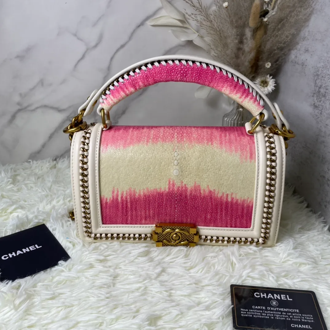All Categories Official Website "Brand Women's Bags" Women's Bags 💙 DIOR Dior Rare Pearl Fish BOY Handle Pearl Fish Leather Bag The surroundings are purely hand-woven and equipped with retro hardware. The reason why the fully imported sheepskin lining is named "Le Boy" is mainly due to Ms. Coco's Boyish attitude. Director Karl Lagerfeld