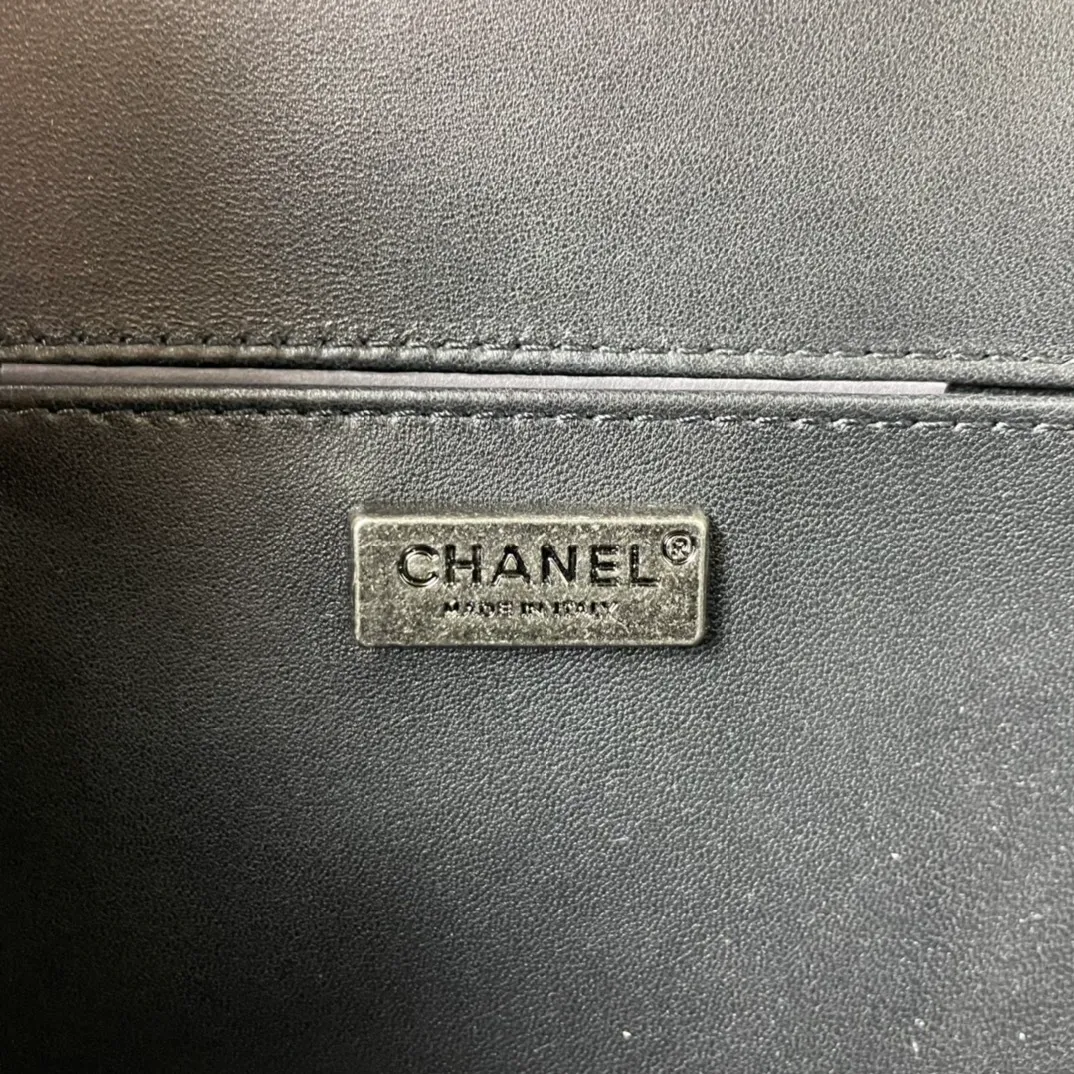 All Categories Official Website "Brand Women's Bags" Women's Bags 💙 DIOR Dior Rare Pearl Fish BOY Handle Pearl Fish Leather Bag The surroundings are purely hand-woven and equipped with retro hardware. The reason why the fully imported sheepskin lining is named "Le Boy" is mainly due to Ms. Coco's Boyish attitude. Director Karl Lagerfeld