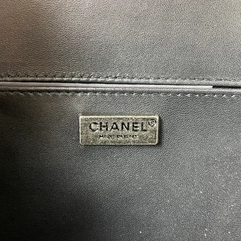 All Categories Official Website "Brand Women's Bags" Women's Bags 💙 DIOR Dior Rare Pearl Fish BOY Handle Pearl Fish Leather Bag The surroundings are purely hand-woven and equipped with retro hardware. The reason why the fully imported sheepskin lining is named "Le Boy" is mainly due to Ms. Coco's Boyish attitude. Director Karl Lagerfeld