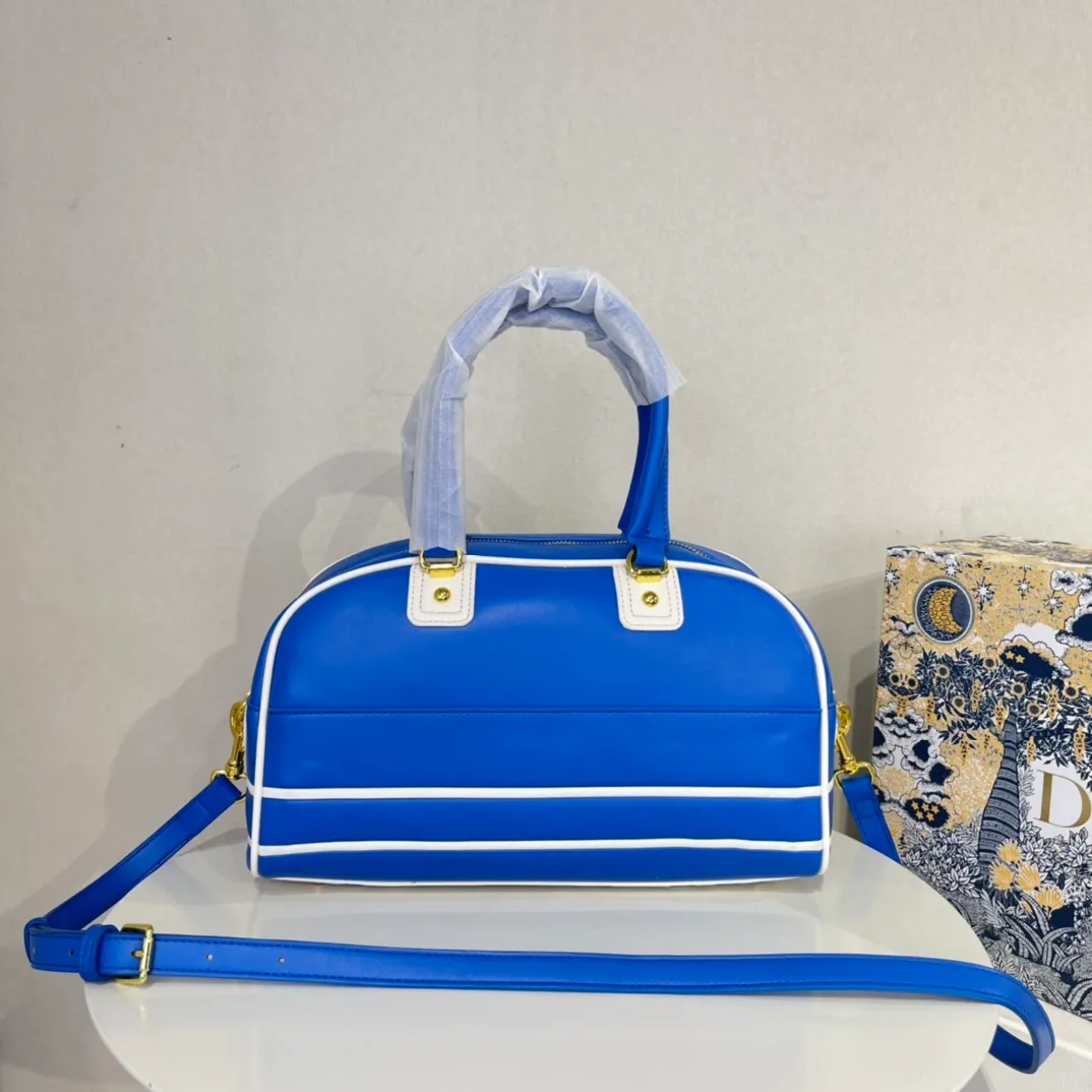 All categories Official website "Brand Women's Bags" Women's Bags 💙 DIOR 2022 Official New Dior Crossbody Bag Wholesale Large Size 58002000 Small Size 58001900 High Quality Specifications: Large Size 33-19.5-11CM Small Size 19-13-8CM