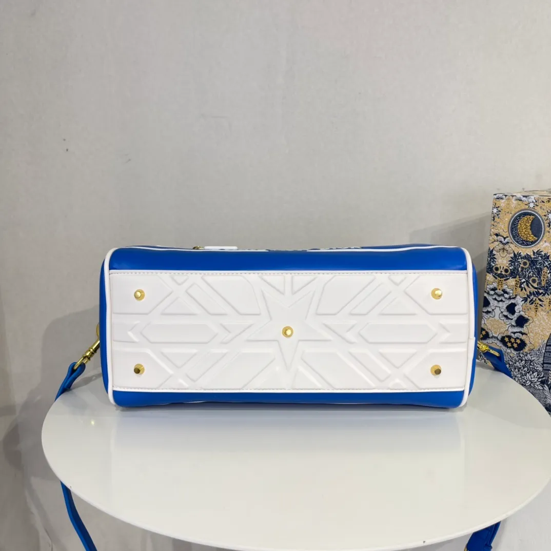 All categories Official website "Brand Women's Bags" Women's Bags 💙 DIOR 2022 Official New Dior Crossbody Bag Wholesale Large Size 58002000 Small Size 58001900 High Quality Specifications: Large Size 33-19.5-11CM Small Size 19-13-8CM