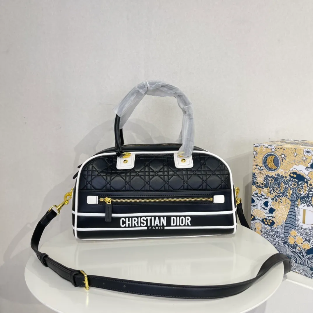 All categories Official website "Brand Women's Bags" Women's Bags 💙 DIOR 2022 Official New Dior Crossbody Bag Wholesale Large Size 58002000 Small Size 58001900 High Quality Specifications: Large Size 33-19.5-11CM Small Size 19-13-8CM