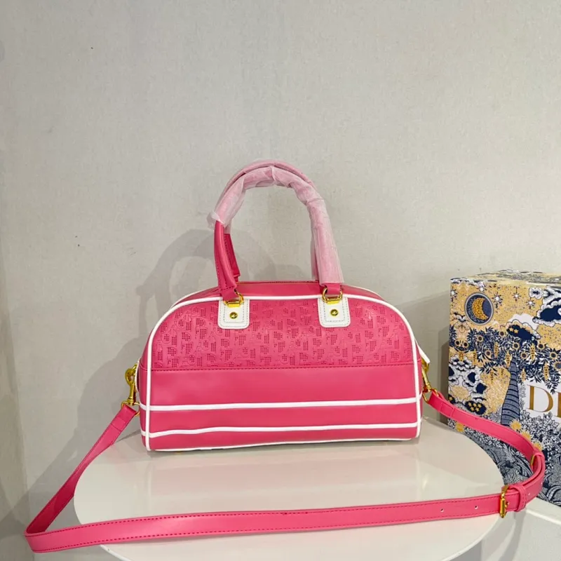All categories Official website "Brand Women's Bags" Women's Bags 💙 DIOR 2022 Official New Dior Crossbody Bag Wholesale Large Size 58002000 Small Size 58001900 High Quality Specifications: Large Size 33-19.5-11CM Small Size 19-13-8CM