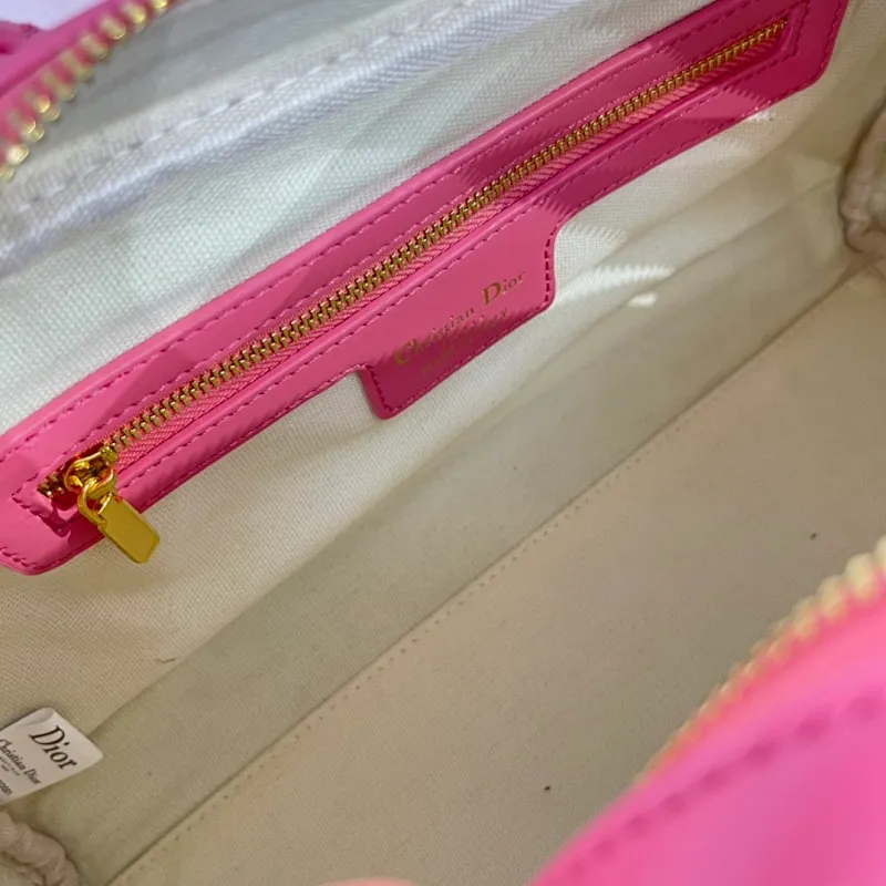 All categories Official website "Brand Women's Bags" Women's Bags 💙 DIOR 2022 Official New Dior Crossbody Bag Wholesale Large Size 58002000 Small Size 58001900 High Quality Specifications: Large Size 33-19.5-11CM Small Size 19-13-8CM