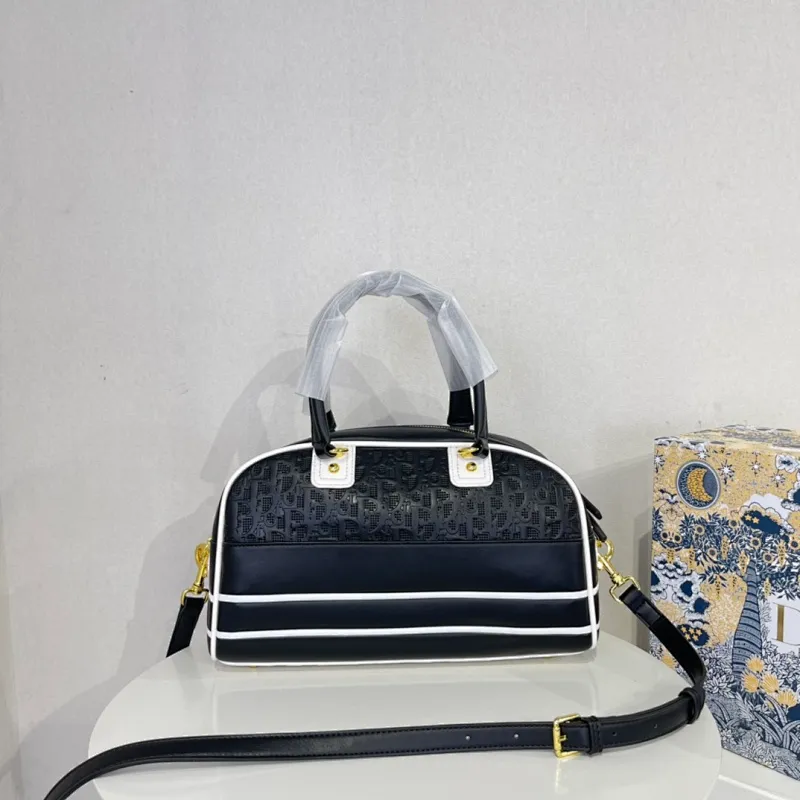 All categories Official website "Brand Women's Bags" Women's Bags 💙 DIOR 2022 Official New Dior Crossbody Bag Wholesale Large Size 58002000 Small Size 58001900 High Quality Specifications: Large Size 33-19.5-11CM Small Size 19-13-8CM