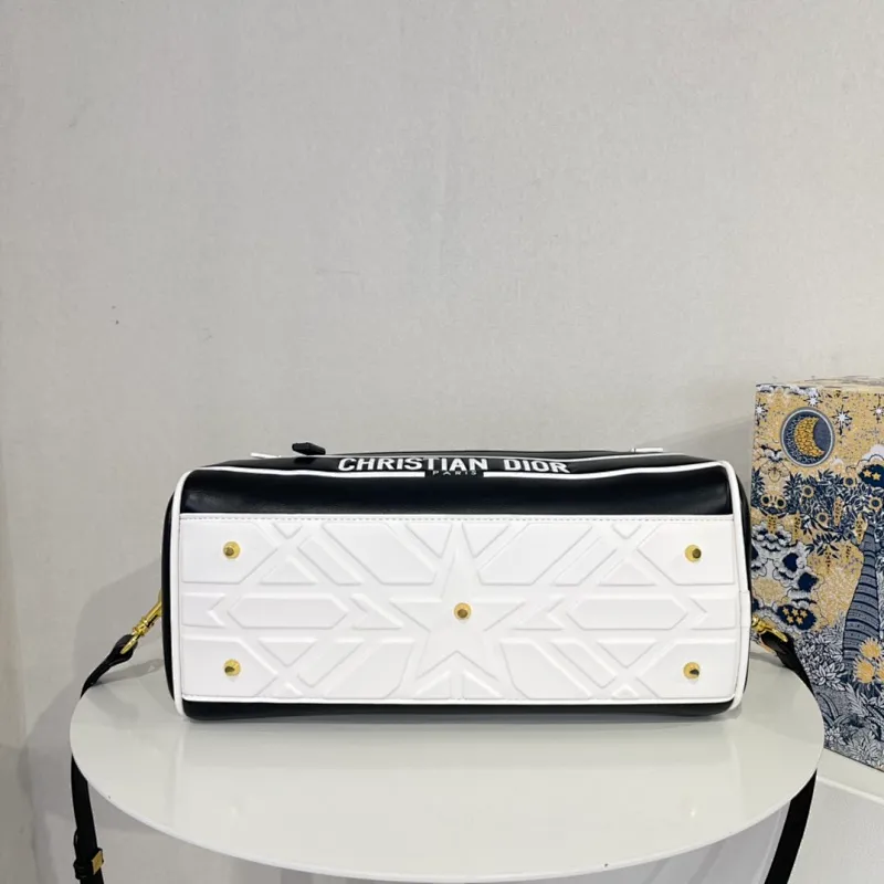 All categories Official website "Brand Women's Bags" Women's Bags 💙 DIOR 2022 Official New Dior Crossbody Bag Wholesale Large Size 58002000 Small Size 58001900 High Quality Specifications: Large Size 33-19.5-11CM Small Size 19-13-8CM