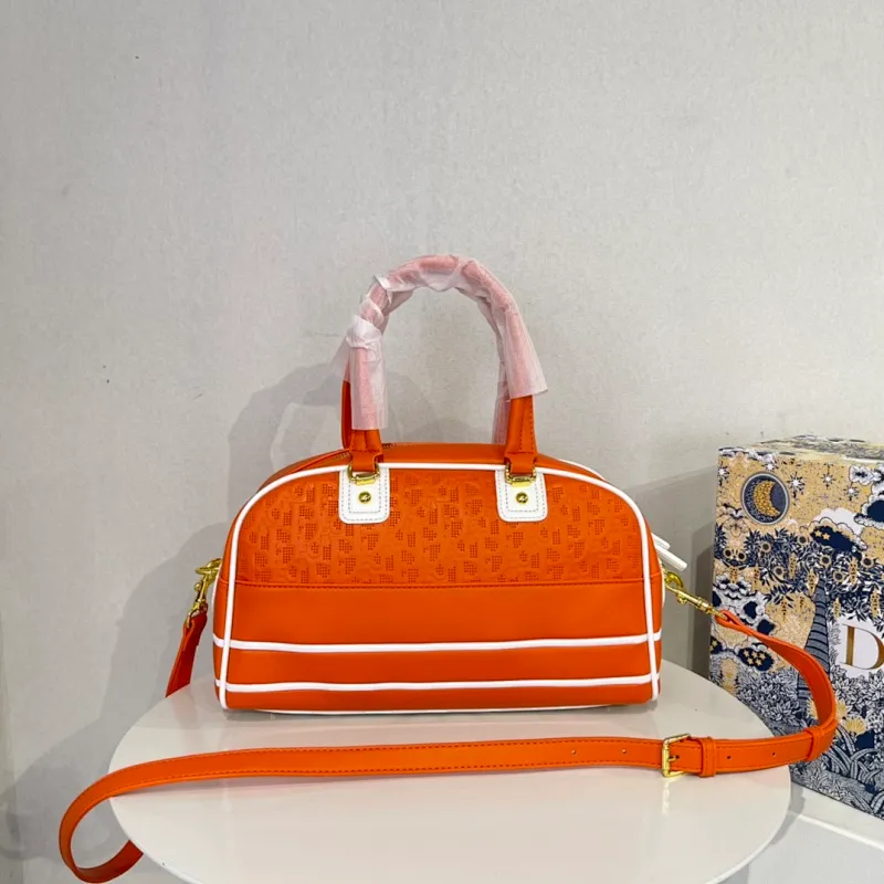 All categories Official website "Brand Women's Bags" Women's Bags 💙 DIOR 2022 Official New Dior Crossbody Bag Wholesale Large Size 58002000 Small Size 58001900 High Quality Specifications: Large Size 33-19.5-11CM Small Size 19-13-8CM