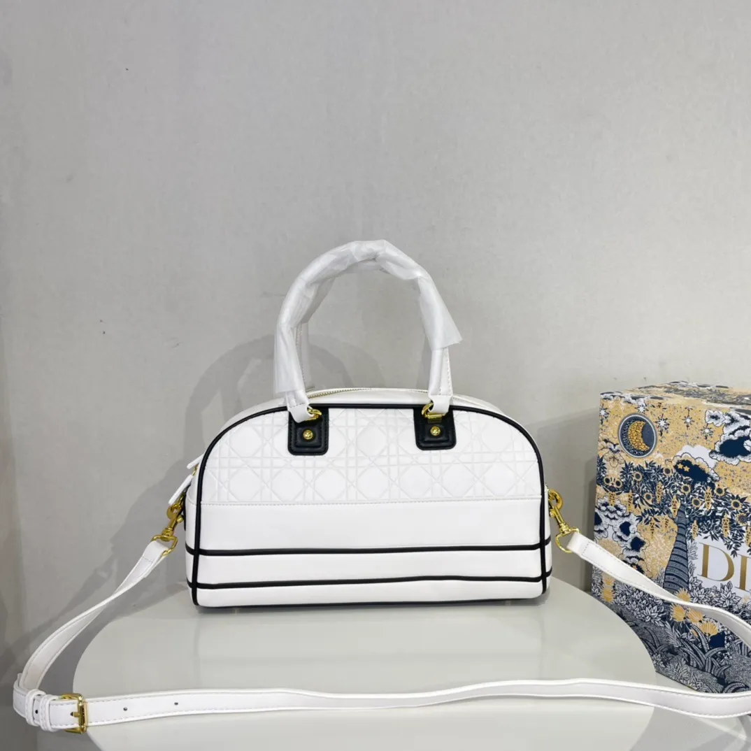 All categories Official website "Brand Women's Bags" Women's Bags 💙 DIOR 2022 Official New Dior Crossbody Bag Wholesale Large Size 58002000 Small Size 58001900 High Quality Specifications: Large Size 33-19.5-11CM Small Size 19-13-8CM