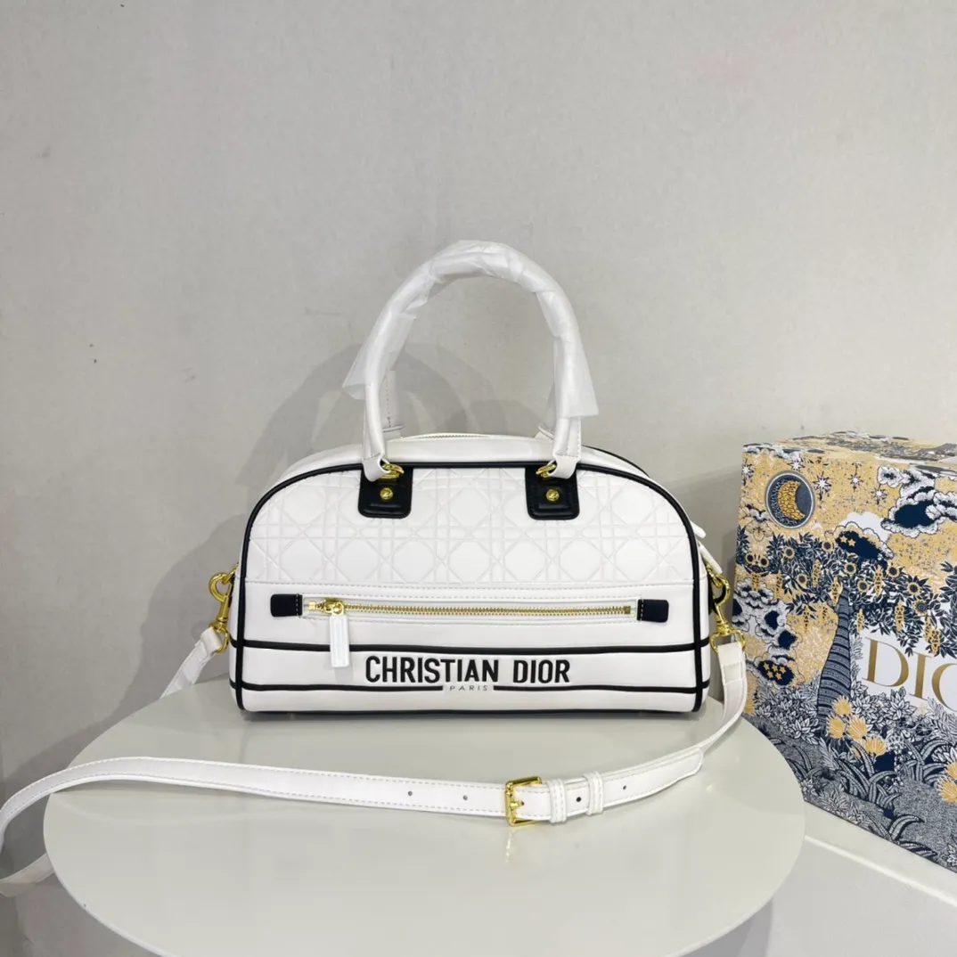 All categories Official website "Brand Women's Bags" Women's Bags 💙 DIOR 2022 Official New Dior Crossbody Bag Wholesale Large Size 58002000 Small Size 58001900 High Quality Specifications: Large Size 33-19.5-11CM Small Size 19-13-8CM
