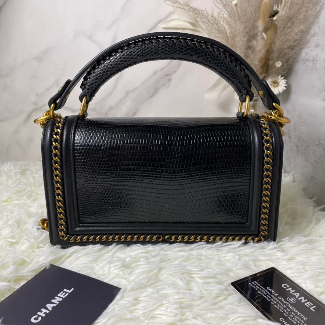 All Categories Official Website "Brand Women's Bags" Women's Bags 💙 DIOR Dior Rare Pearl Fish BOY Handle Pearl Fish Leather Bag The surroundings are purely hand-woven and equipped with retro hardware. The reason why the fully imported sheepskin lining is named "Le Boy" is mainly due to Ms. Coco's Boyish attitude. Director Karl Lagerfeld