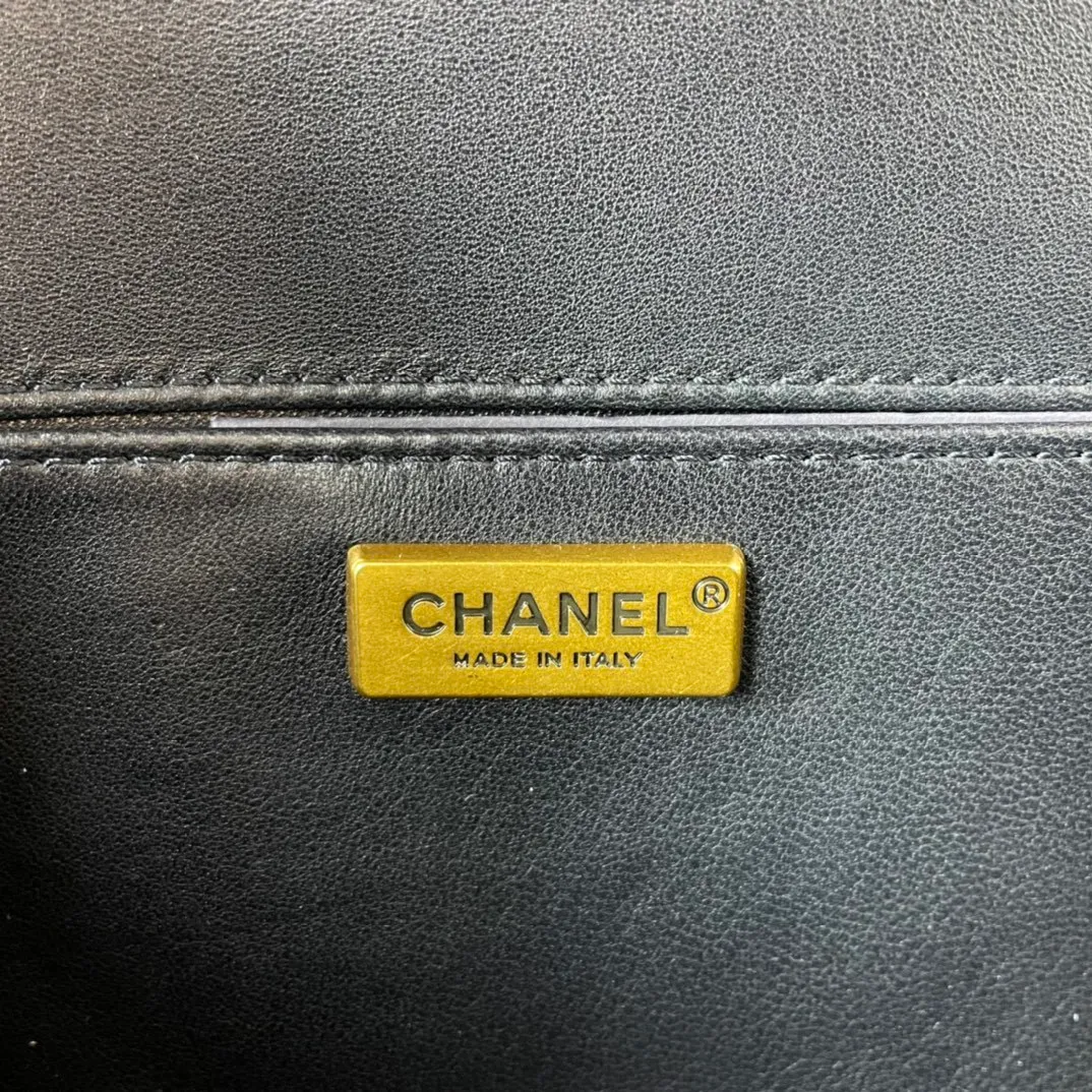 All Categories Official Website "Brand Women's Bags" Women's Bags 💙 DIOR Dior Rare Pearl Fish BOY Handle Pearl Fish Leather Bag The surroundings are purely hand-woven and equipped with retro hardware. The reason why the fully imported sheepskin lining is named "Le Boy" is mainly due to Ms. Coco's Boyish attitude. Director Karl Lagerfeld