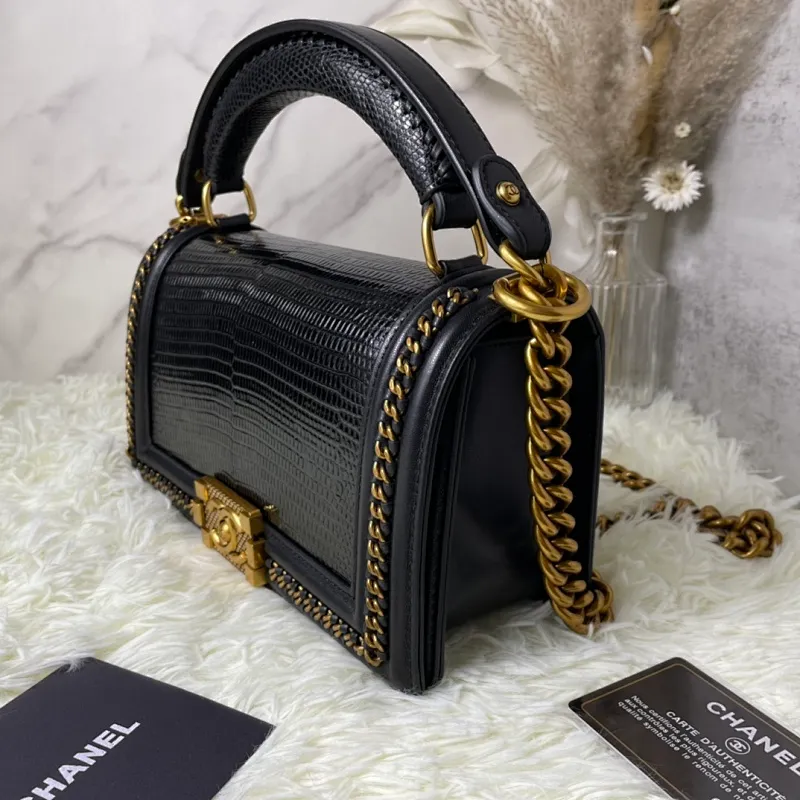 All Categories Official Website "Brand Women's Bags" Women's Bags 💙 DIOR Dior Rare Pearl Fish BOY Handle Pearl Fish Leather Bag The surroundings are purely hand-woven and equipped with retro hardware. The reason why the fully imported sheepskin lining is named "Le Boy" is mainly due to Ms. Coco's Boyish attitude. Director Karl Lagerfeld