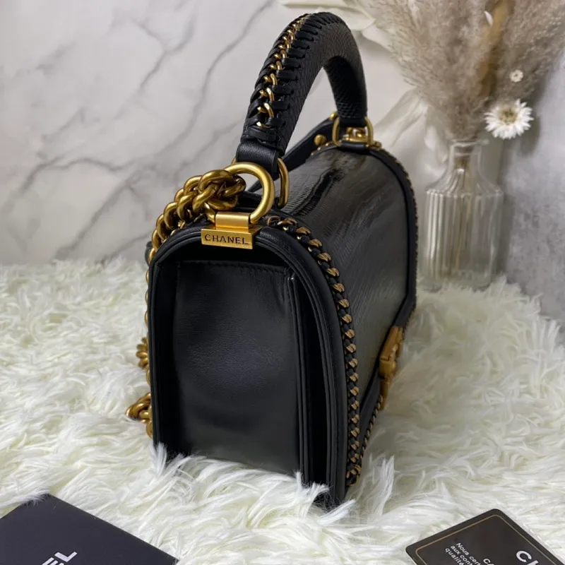 All Categories Official Website "Brand Women's Bags" Women's Bags 💙 DIOR Dior Rare Pearl Fish BOY Handle Pearl Fish Leather Bag The surroundings are purely hand-woven and equipped with retro hardware. The reason why the fully imported sheepskin lining is named "Le Boy" is mainly due to Ms. Coco's Boyish attitude. Director Karl Lagerfeld