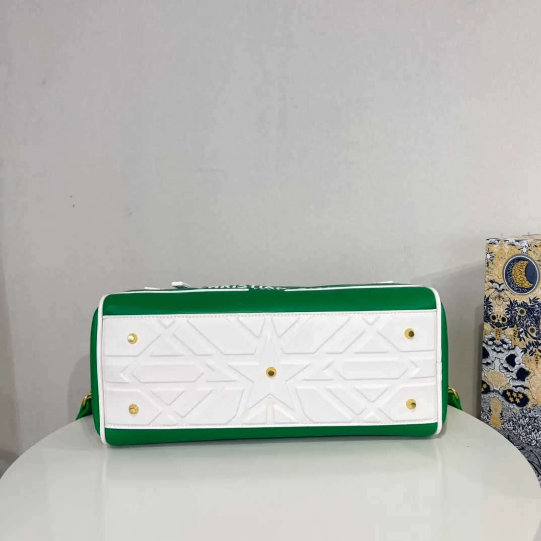 All categories Official website "Brand Women's Bags" Women's Bags 💙 DIOR 2022 Official New Dior Crossbody Bag Wholesale Large Size 58002000 Small Size 58001900 High Quality Specifications: Large Size 33-19.5-11CM Small Size 19-13-8CM
