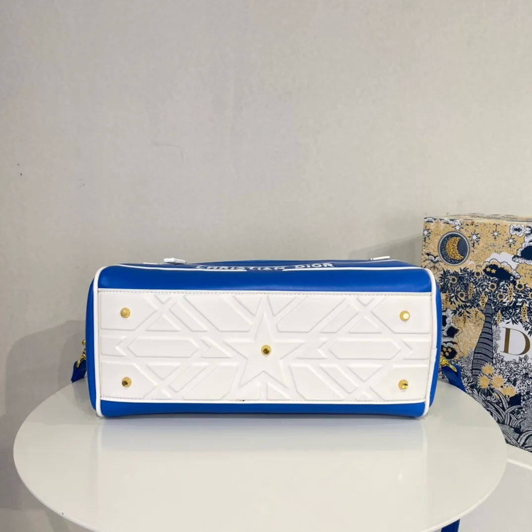 All categories Official website "Brand Women's Bags" Women's Bags 💙 DIOR 2022 Official New Dior Crossbody Bag Wholesale Large Size 58002000 Small Size 58001900 High Quality Specifications: Large Size 33-19.5-11CM Small Size 19-13-8CM