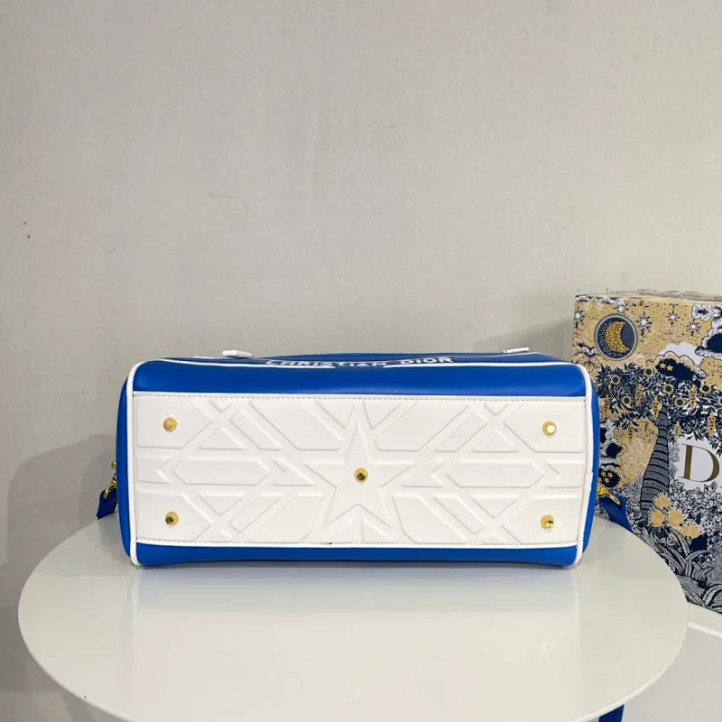 All categories Official website "Brand Women's Bags" Women's Bags 💙 DIOR 2022 Official New Dior Crossbody Bag Wholesale Large Size 58002000 Small Size 58001900 High Quality Specifications: Large Size 33-19.5-11CM Small Size 19-13-8CM