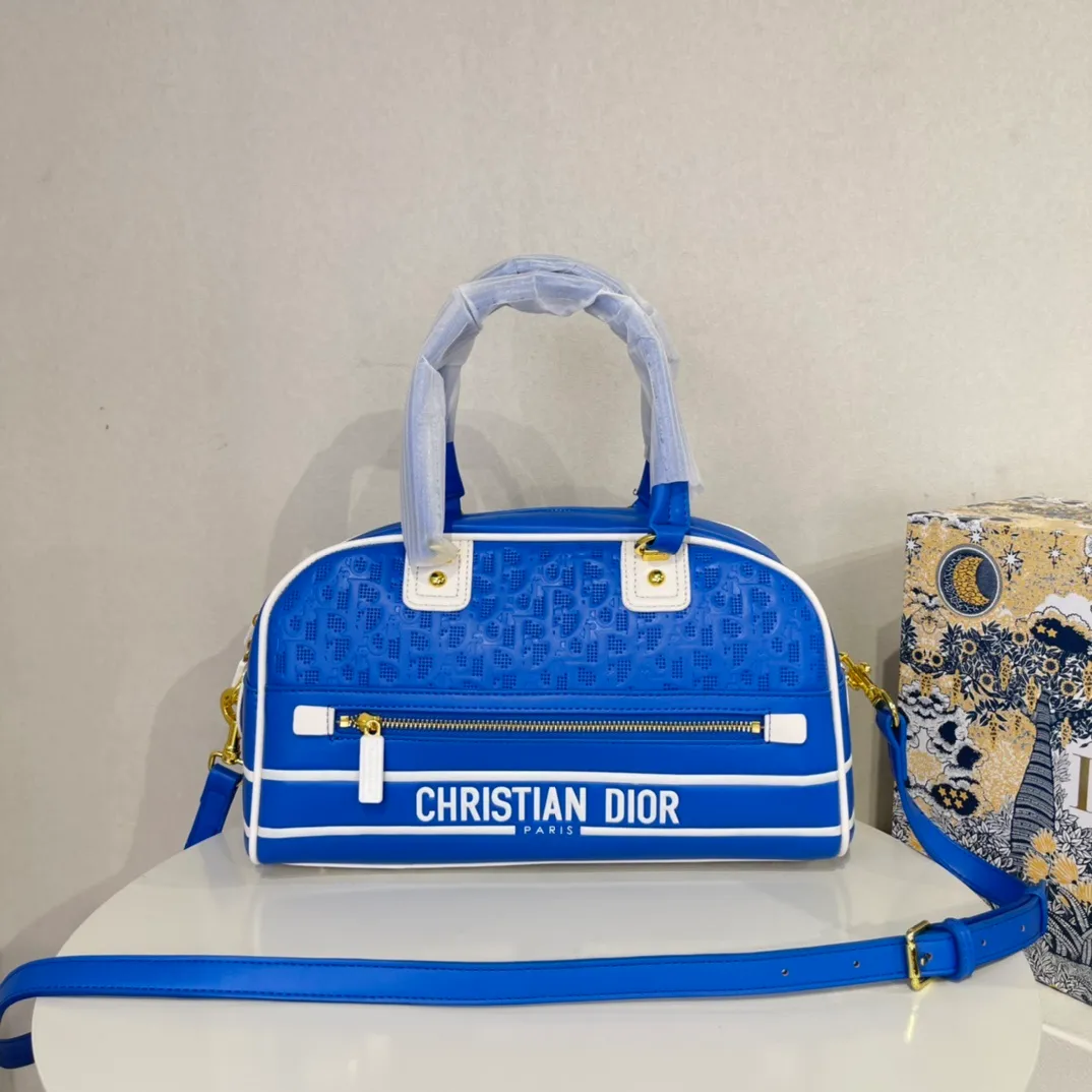 All categories Official website "Brand Women's Bags" Women's Bags 💙 DIOR 2022 Official New Dior Crossbody Bag Wholesale Large Size 58002000 Small Size 58001900 High Quality Specifications: Large Size 33-19.5-11CM Small Size 19-13-8CM