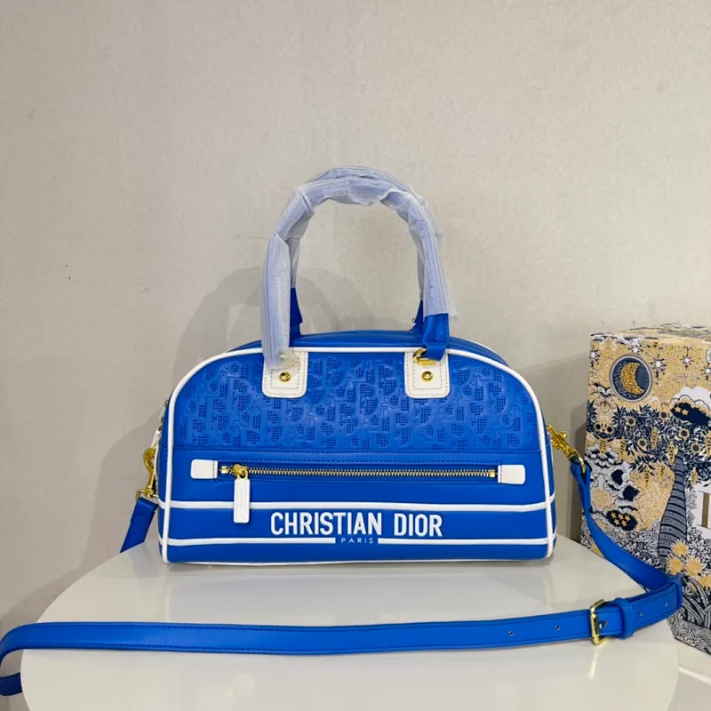All categories Official website "Brand Women's Bags" Women's Bags 💙 DIOR 2022 Official New Dior Crossbody Bag Wholesale Large Size 58002000 Small Size 58001900 High Quality Specifications: Large Size 33-19.5-11CM Small Size 19-13-8CM
