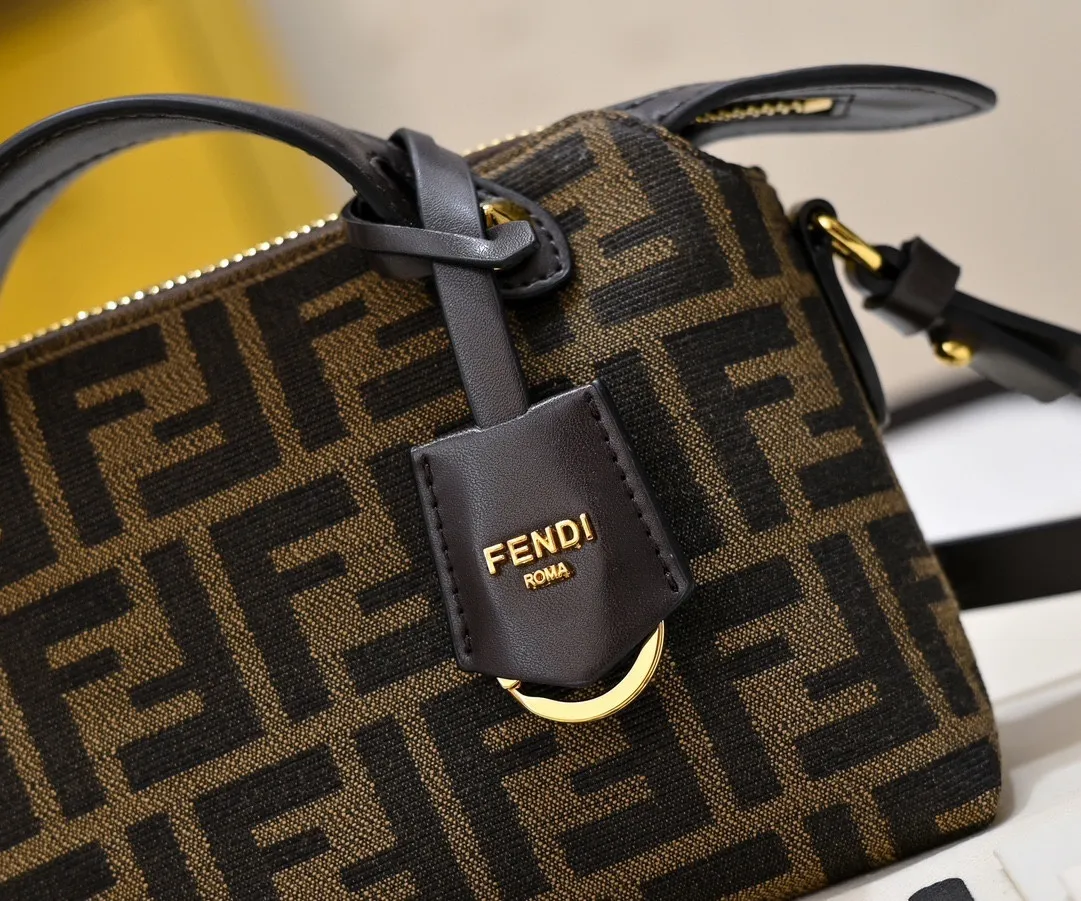 All Categories Official Website "Brand Women's Bags" Women's Bags 💙 FENDI 2025 New Fendi Crossbody Bag