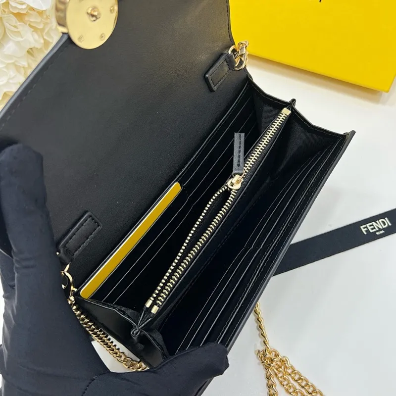 All categories Official website "Brand Women's Bags" Women's Bags 💙 FENDI 2025 new FENDI crossbody bag