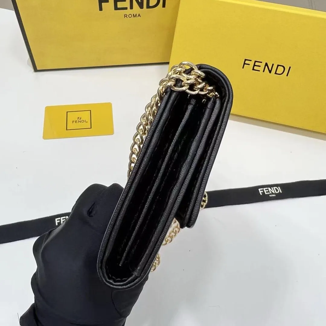 All categories Official website "Brand Women's Bags" Women's Bags 💙 FENDI 2025 new FENDI crossbody bag