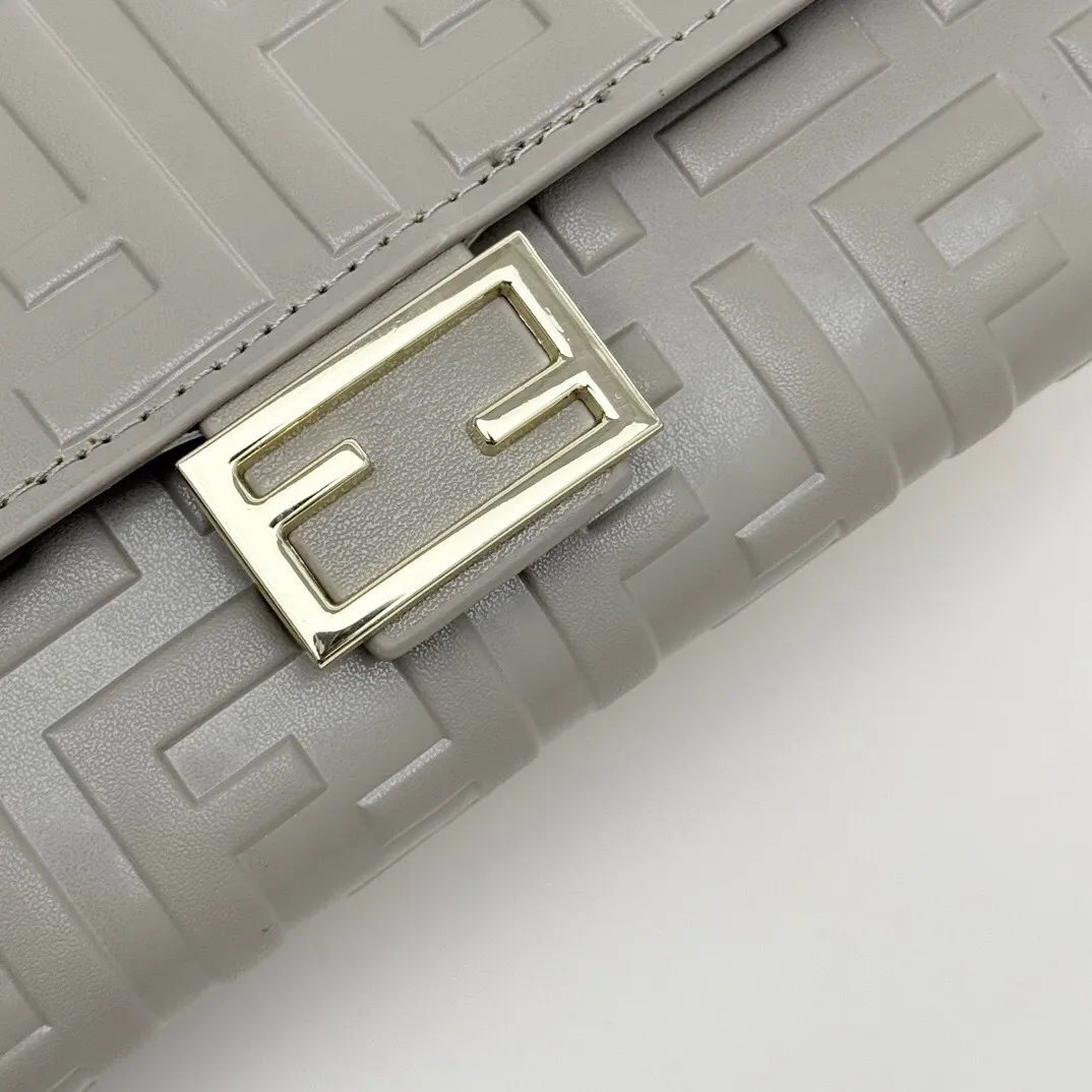 All categories Official website "Brand Women's Bags" Women's Bags 💙 FENDI 2025 new FENDI crossbody bag
