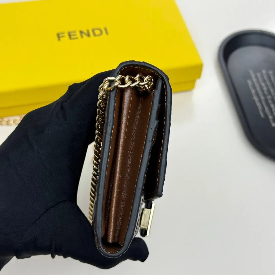 All categories Official website "Brand Women's Bags" Women's Bags 💙 FENDI 2025 new FENDI crossbody bag
