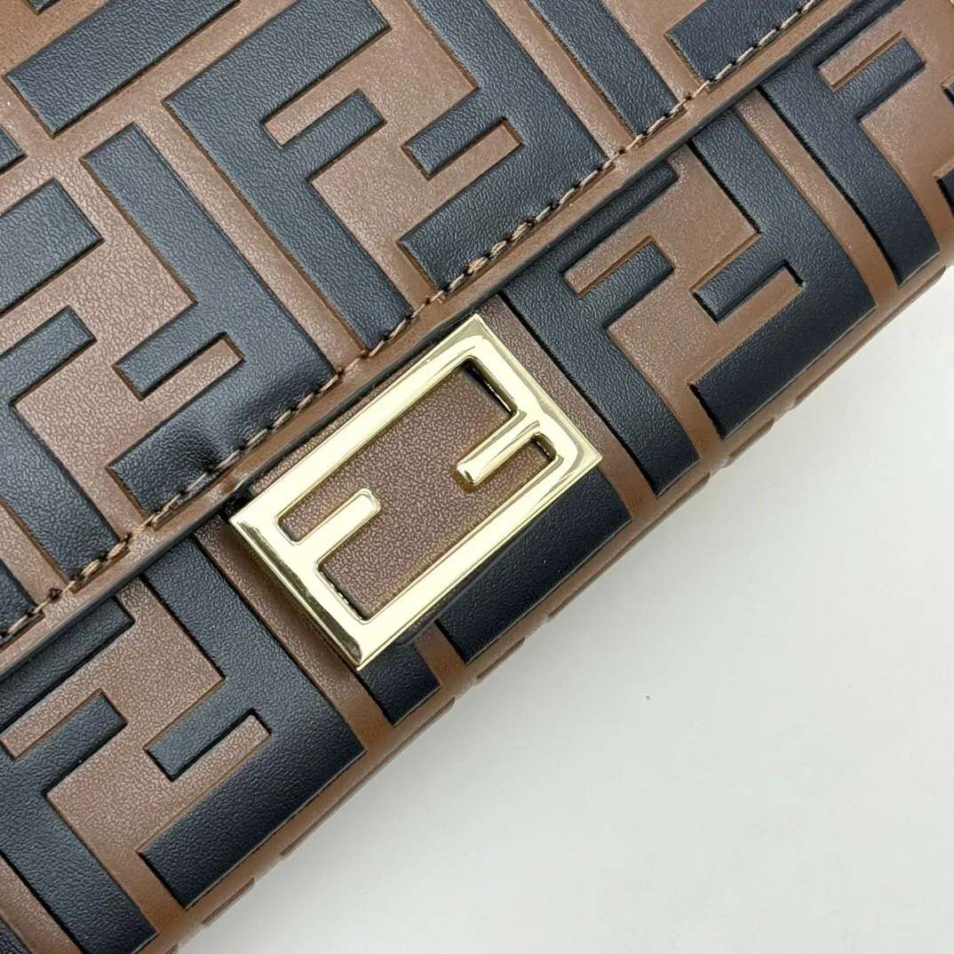 All categories Official website "Brand Women's Bags" Women's Bags 💙 FENDI 2025 new FENDI crossbody bag