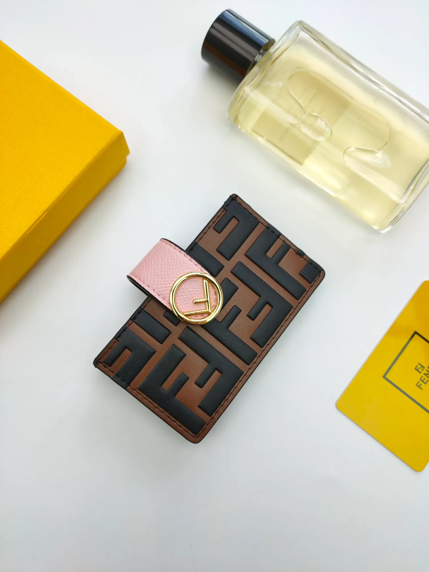 ￥130 🌹 Fendi "F is Fendi" flat card sleeve 😘 has a middle compartment and five card slots 😍 decorated with FF embossing and hand-painted patterns. Style number: 0021# Size: 10.5*6*2.5cm