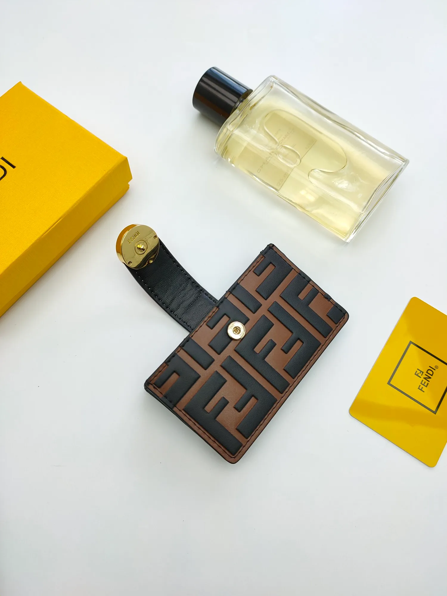 ￥130 🌹 Fendi "F is Fendi" flat card sleeve 😘 has a middle compartment and five card slots 😍 decorated with FF embossing and hand-painted patterns. Style number: 0021# Size: 10.5*6*2.5cm