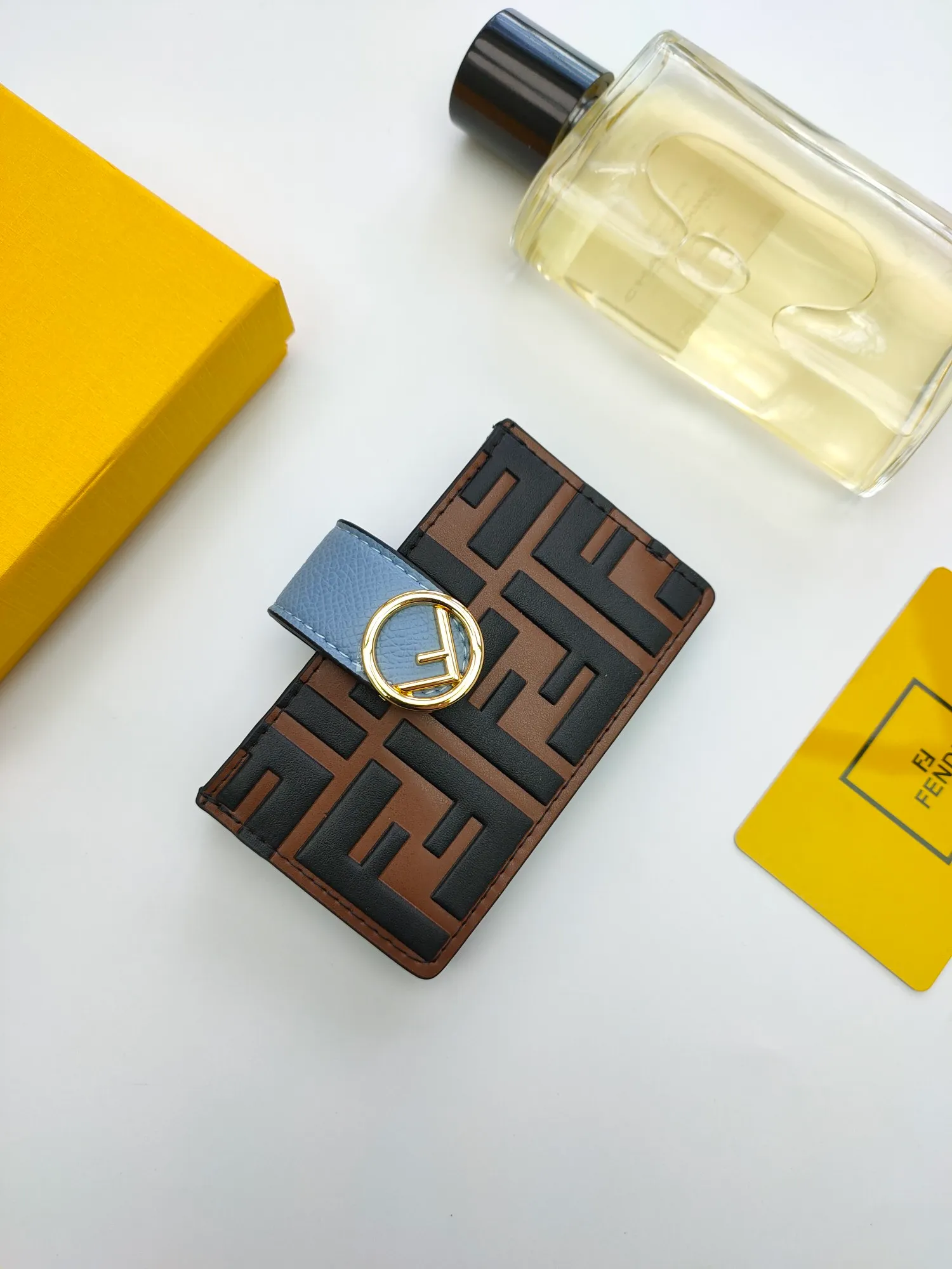 ￥130 🌹 Fendi "F is Fendi" flat card sleeve 😘 has a middle compartment and five card slots 😍 decorated with FF embossing and hand-painted patterns. Style number: 0021# Size: 10.5*6*2.5cm