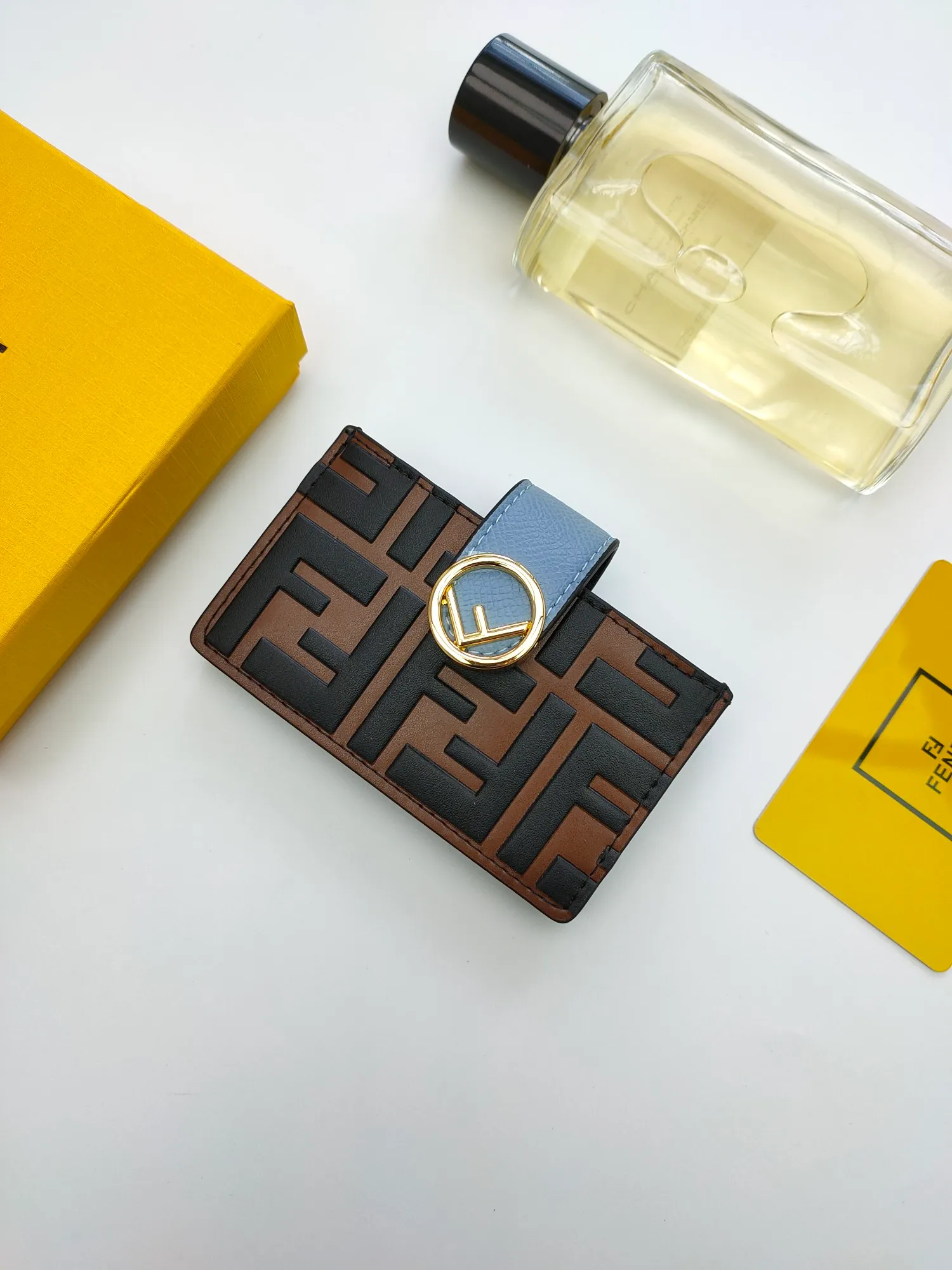 ￥130 🌹 Fendi "F is Fendi" flat card sleeve 😘 has a middle compartment and five card slots 😍 decorated with FF embossing and hand-painted patterns. Style number: 0021# Size: 10.5*6*2.5cm