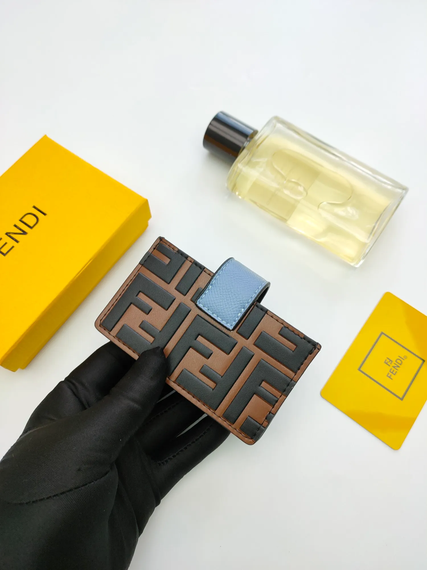 ￥130 🌹 Fendi "F is Fendi" flat card sleeve 😘 has a middle compartment and five card slots 😍 decorated with FF embossing and hand-painted patterns. Style number: 0021# Size: 10.5*6*2.5cm