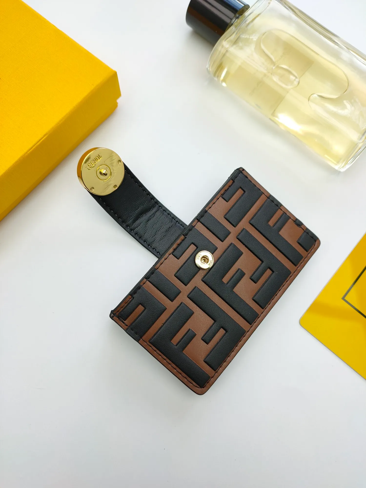 ￥130 🌹 Fendi "F is Fendi" flat card sleeve 😘 has a middle compartment and five card slots 😍 decorated with FF embossing and hand-painted patterns. Style number: 0021# Size: 10.5*6*2.5cm