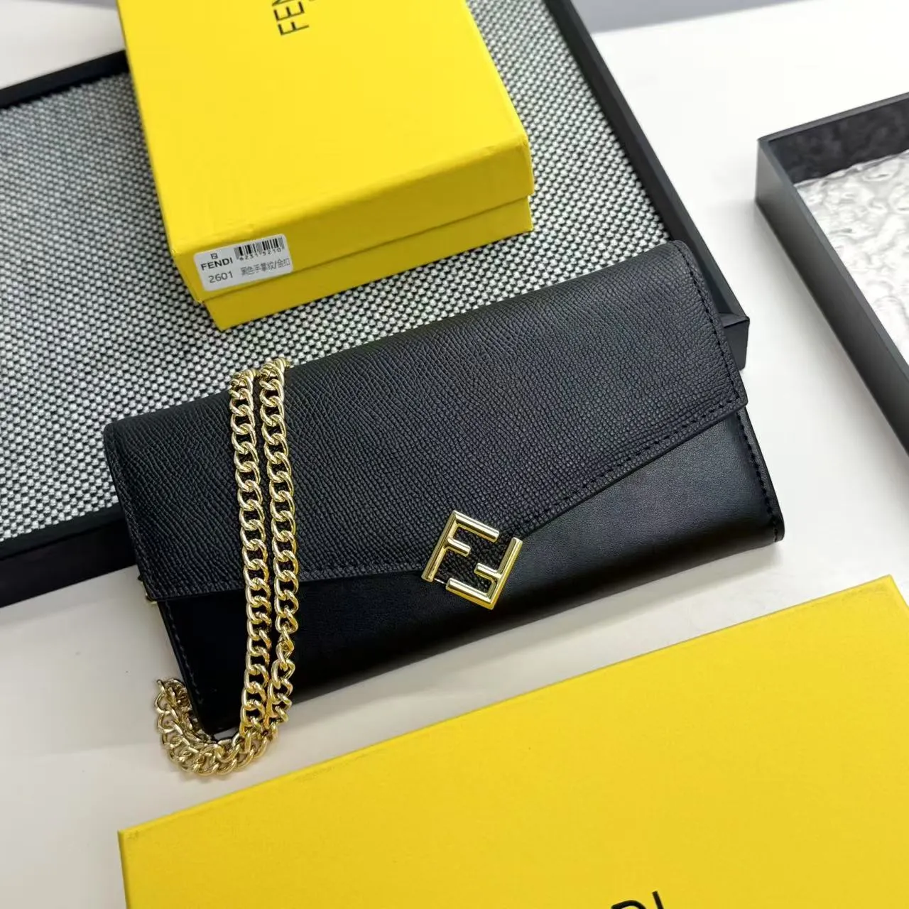 FENDI Fendi FF Diamonds Series Gold Label Logo Presbyopia FF Embossed Calf Leather Shoulder Crossbody Wallet Women's Brown/Black/Black with Brown/Pink/Gray Model: 2601 Size 19*9*1💰90
